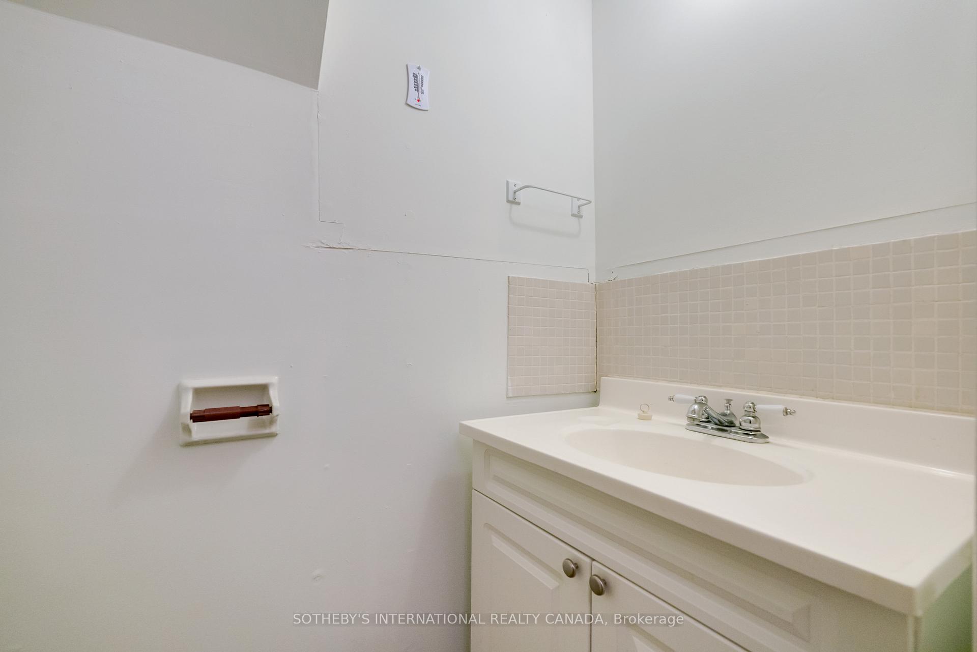 237 Carlton Street, Toronto C08, ON M5A 2L2