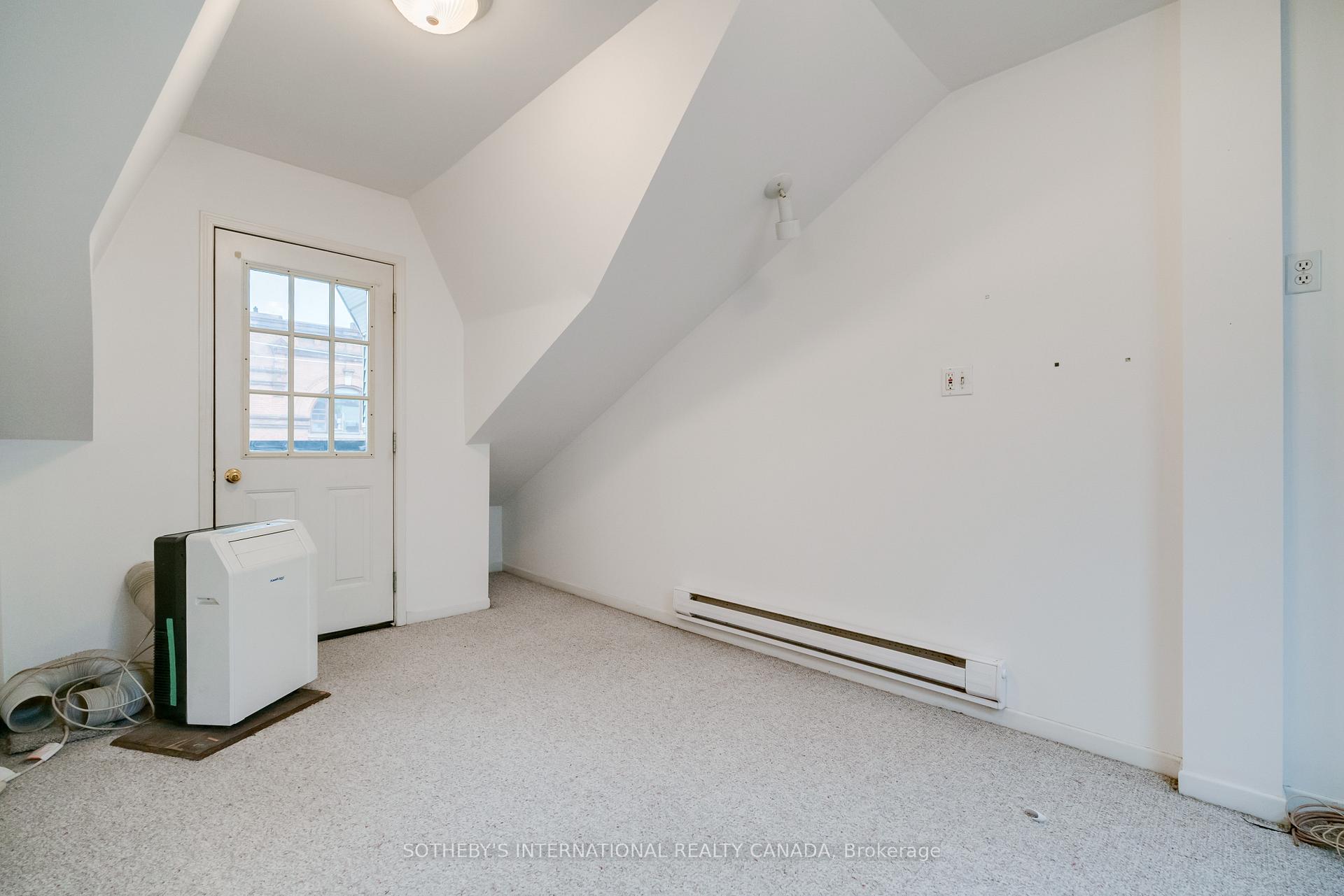 237 Carlton Street, Toronto C08, ON M5A 2L2