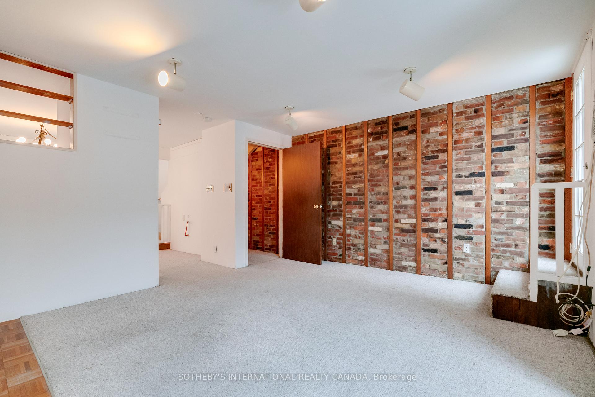 237 Carlton Street, Toronto C08, ON M5A 2L2