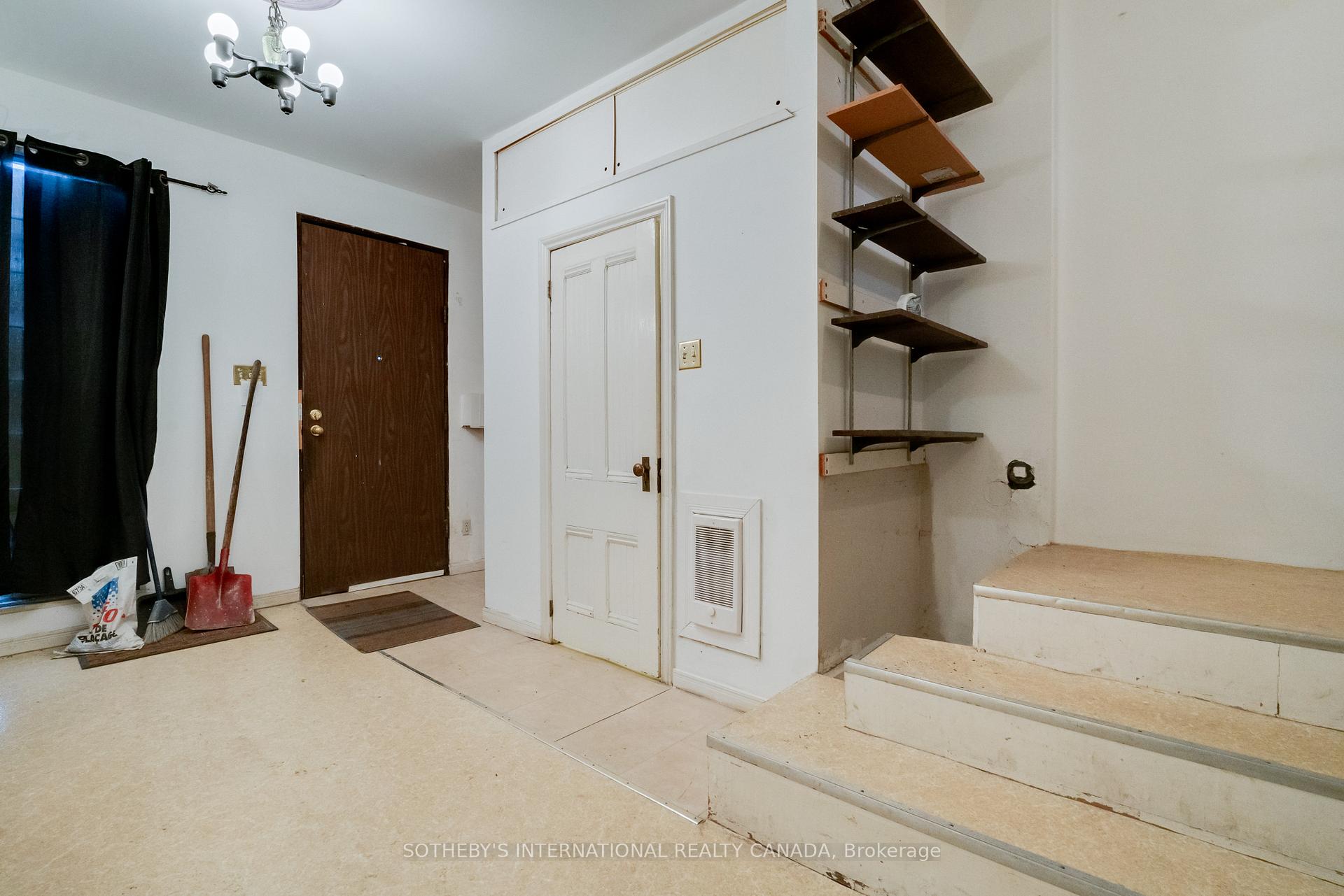 237 Carlton Street, Toronto C08, ON M5A 2L2