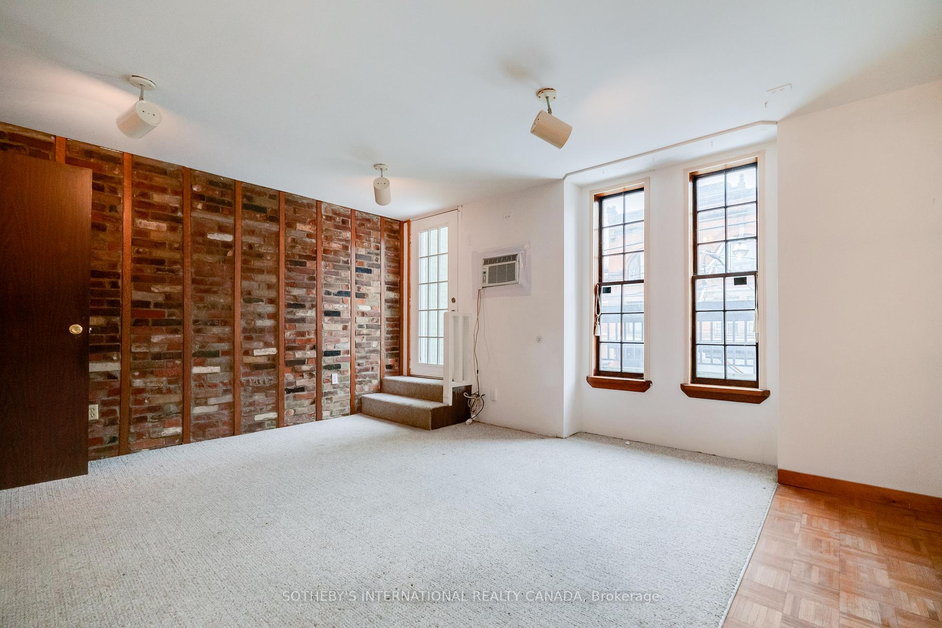 237 Carlton Street, Toronto C08, ON M5A 2L2