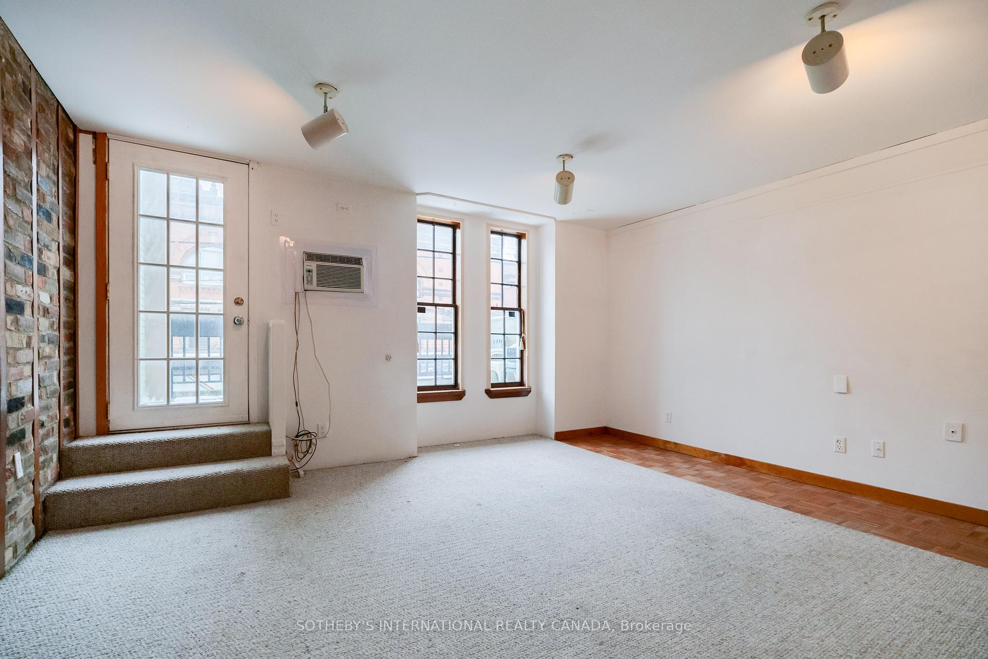 237 Carlton Street, Toronto C08, ON M5A 2L2