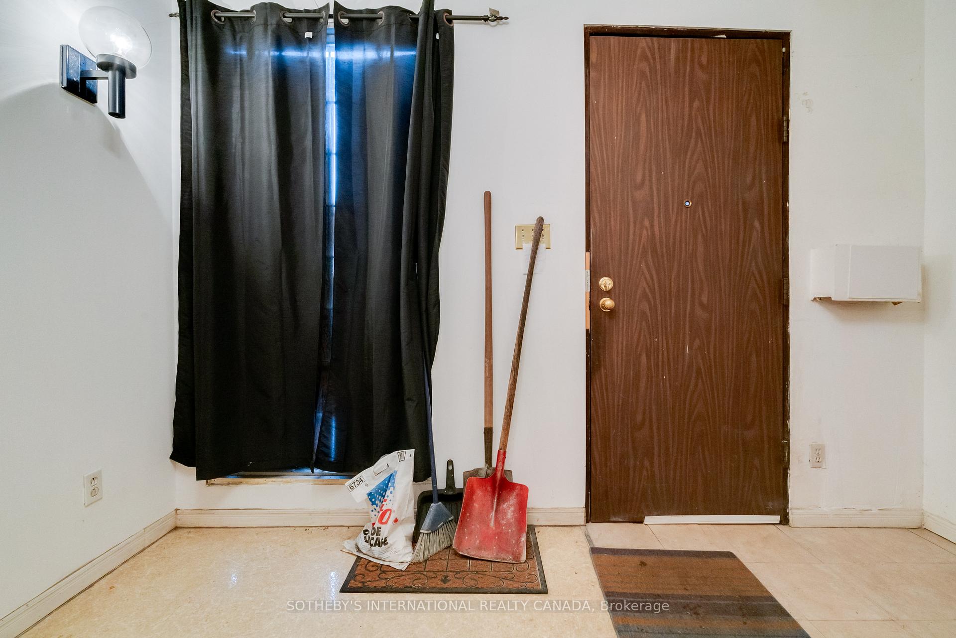 237 Carlton Street, Toronto C08, ON M5A 2L2