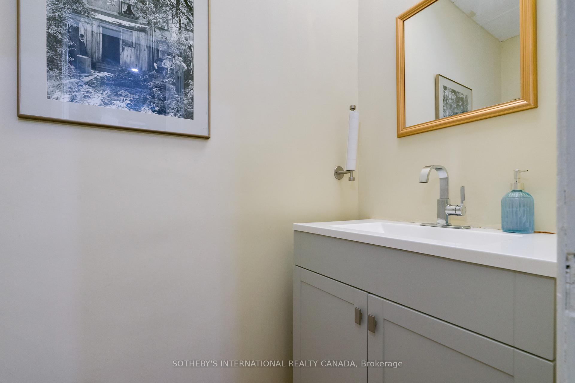 237 Carlton Street, Toronto C08, ON M5A 2L2