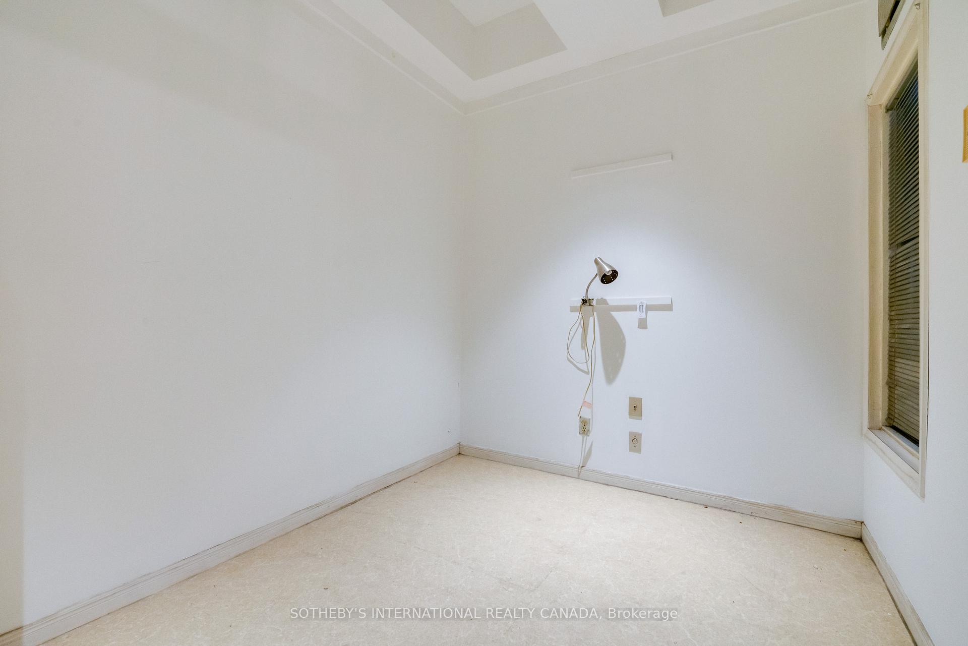 237 Carlton Street, Toronto C08, ON M5A 2L2