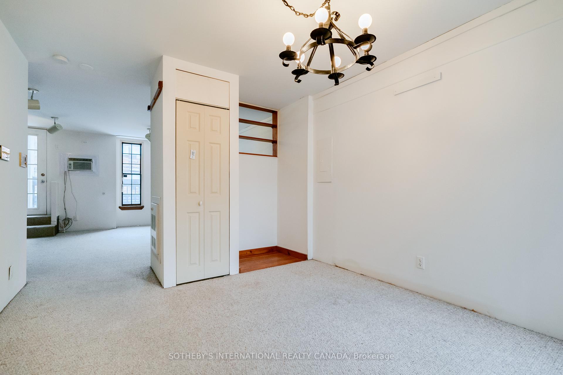 237 Carlton Street, Toronto C08, ON M5A 2L2