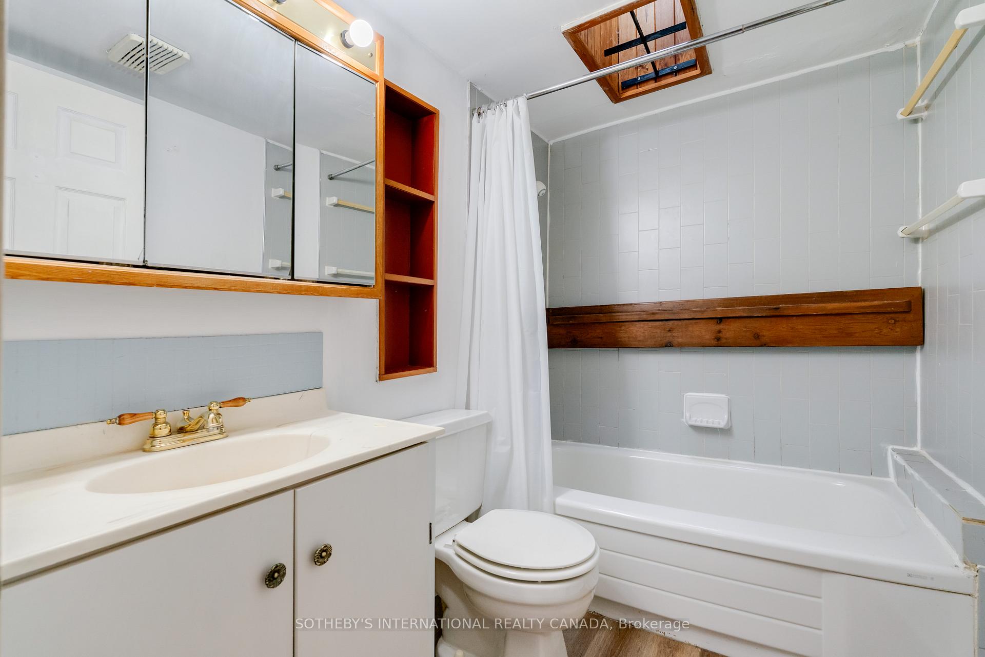 237 Carlton Street, Toronto C08, ON M5A 2L2