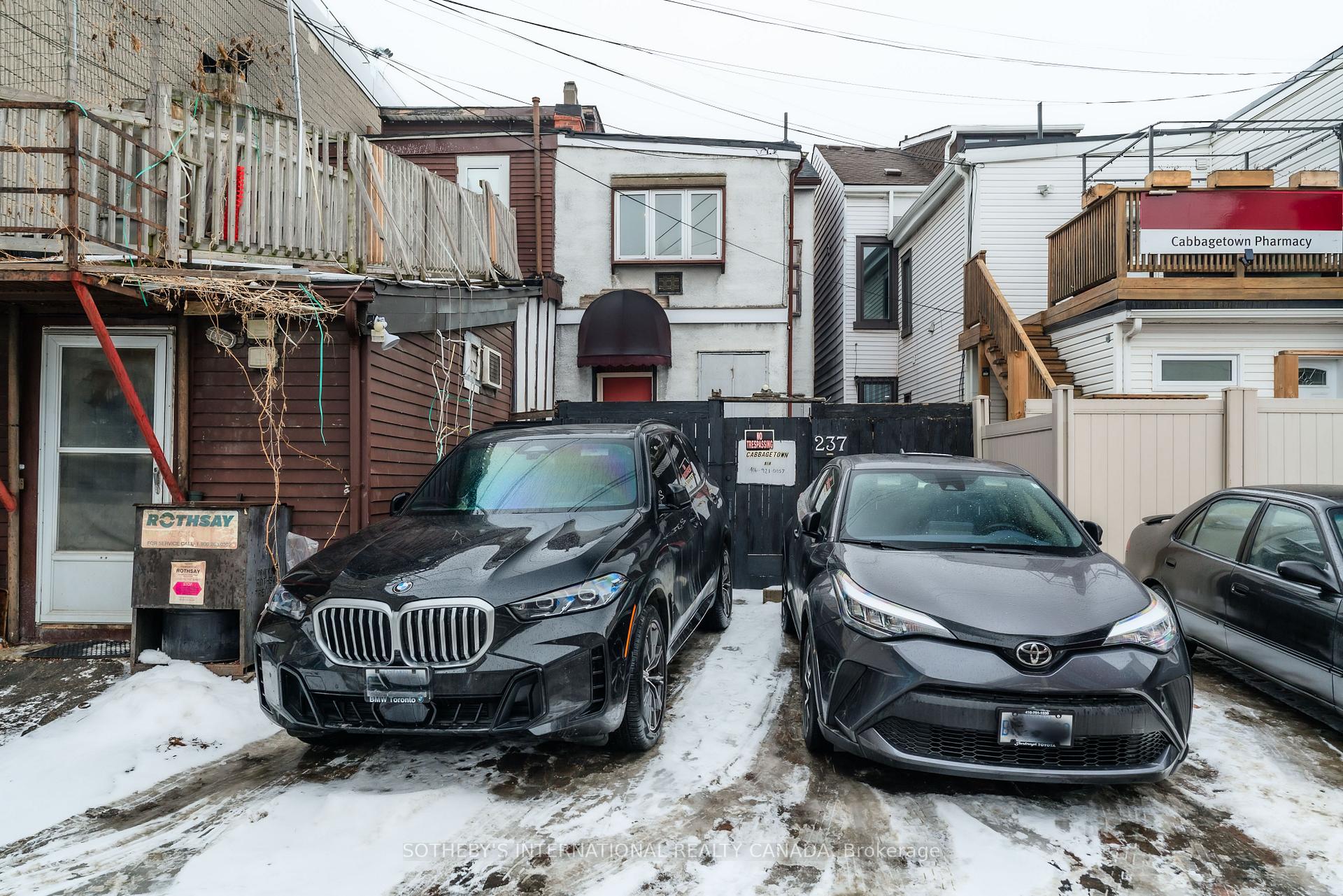 237 Carlton Street, Toronto C08, ON M5A 2L2