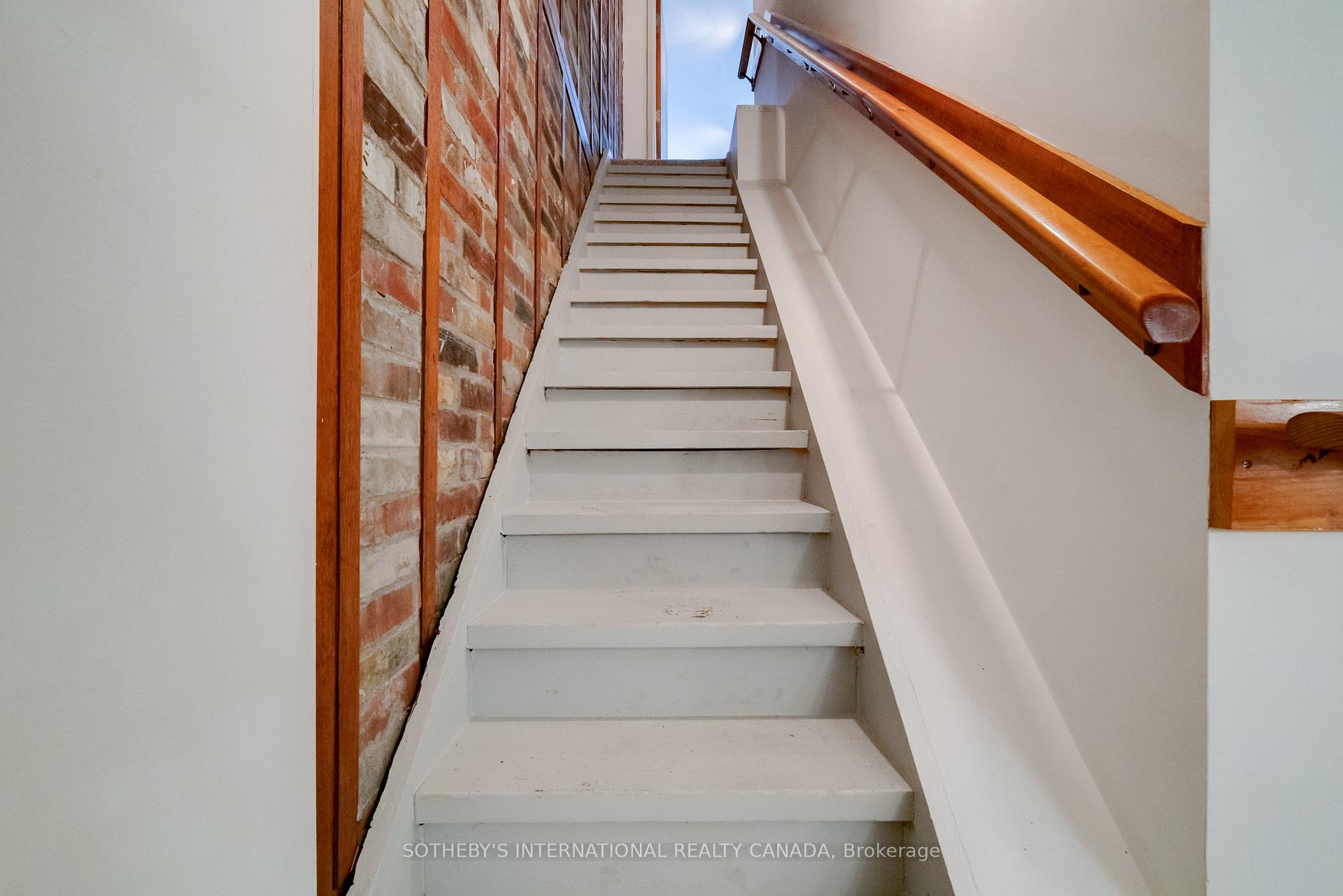 237 Carlton Street, Toronto C08, ON M5A 2L2