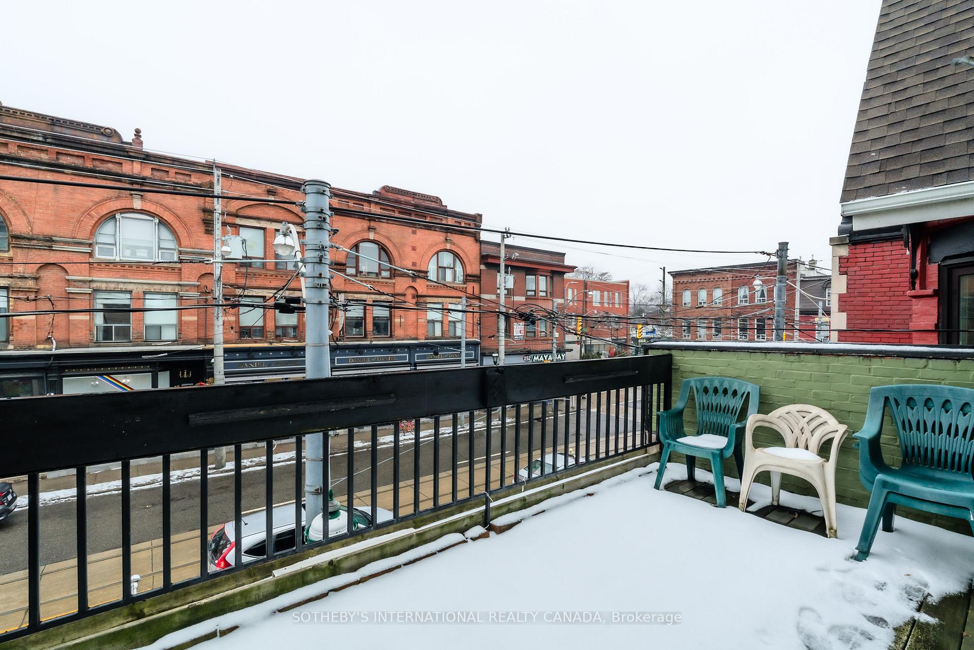 237 Carlton Street, Toronto C08, ON M5A 2L2