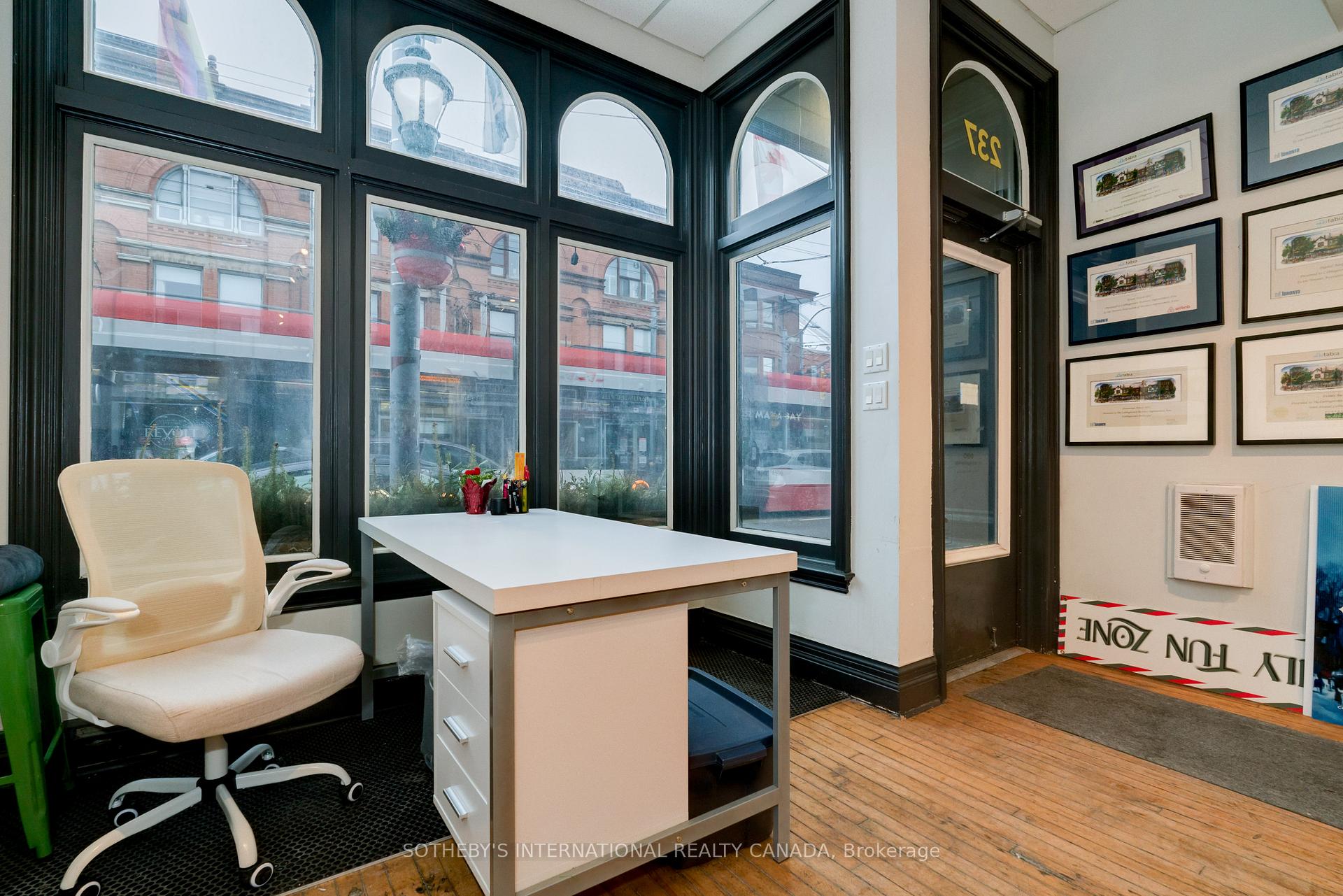 237 Carlton Street, Toronto C08, ON M5A 2L2