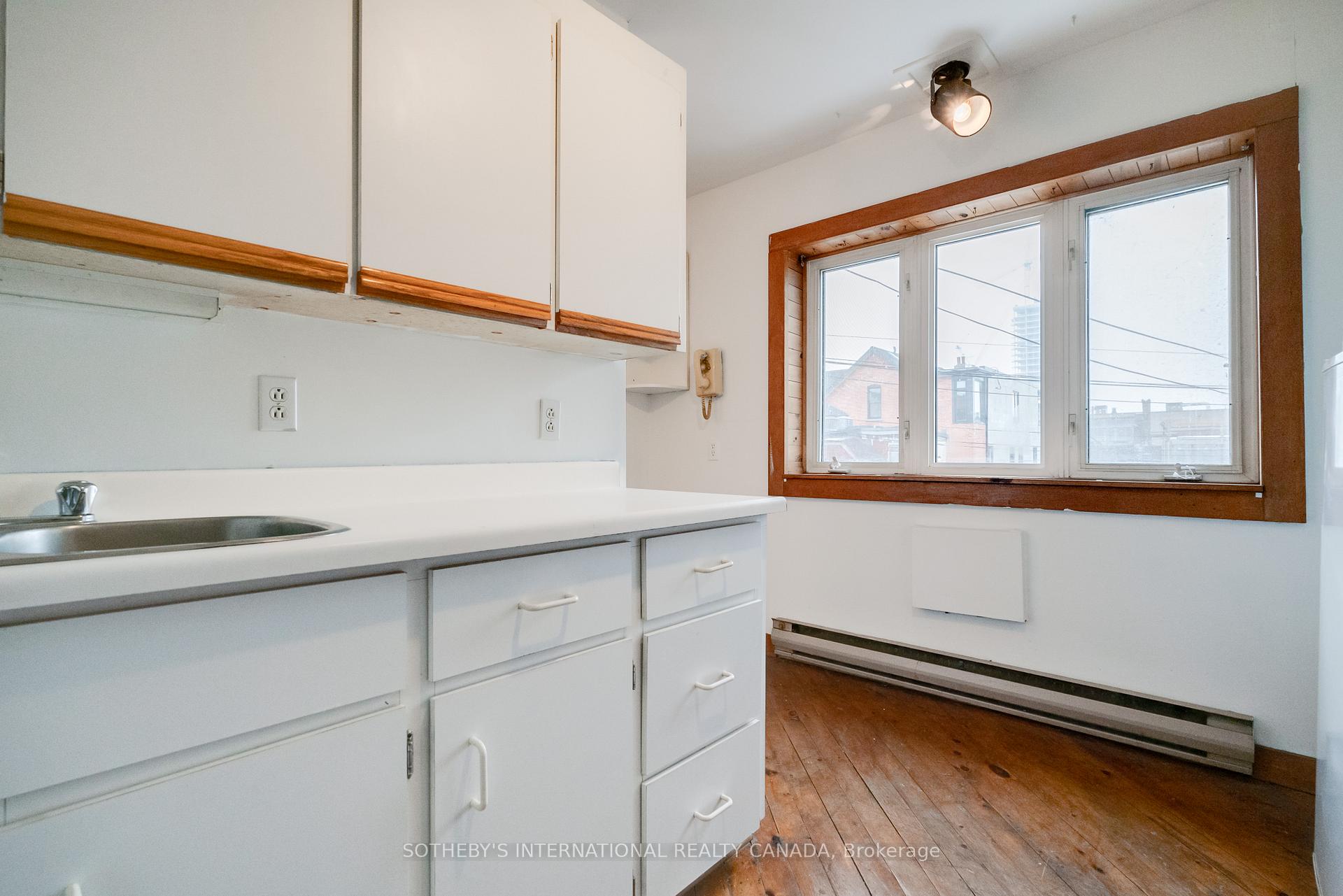 237 Carlton Street, Toronto C08, ON M5A 2L2