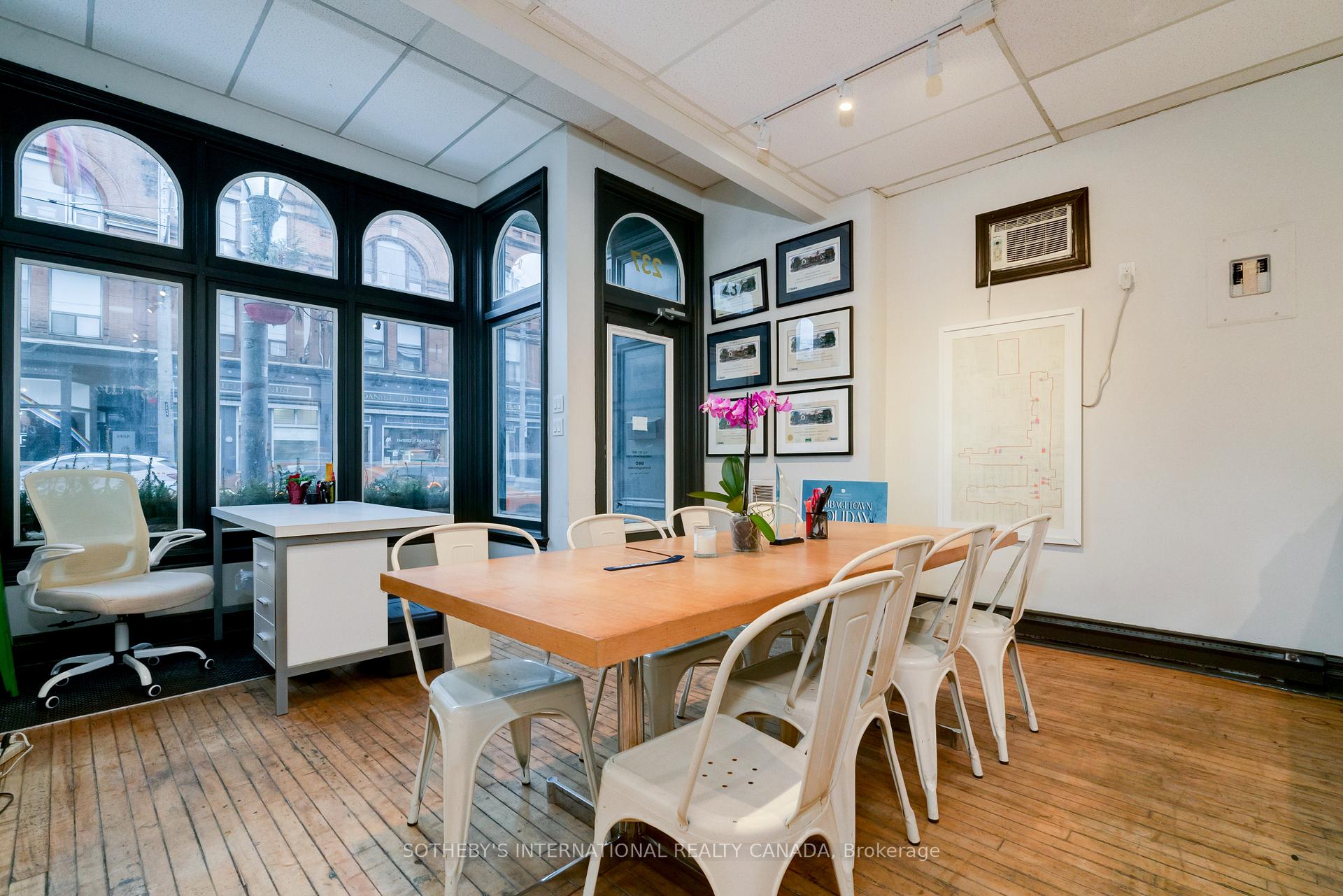 237 Carlton Street, Toronto C08, ON M5A 2L2