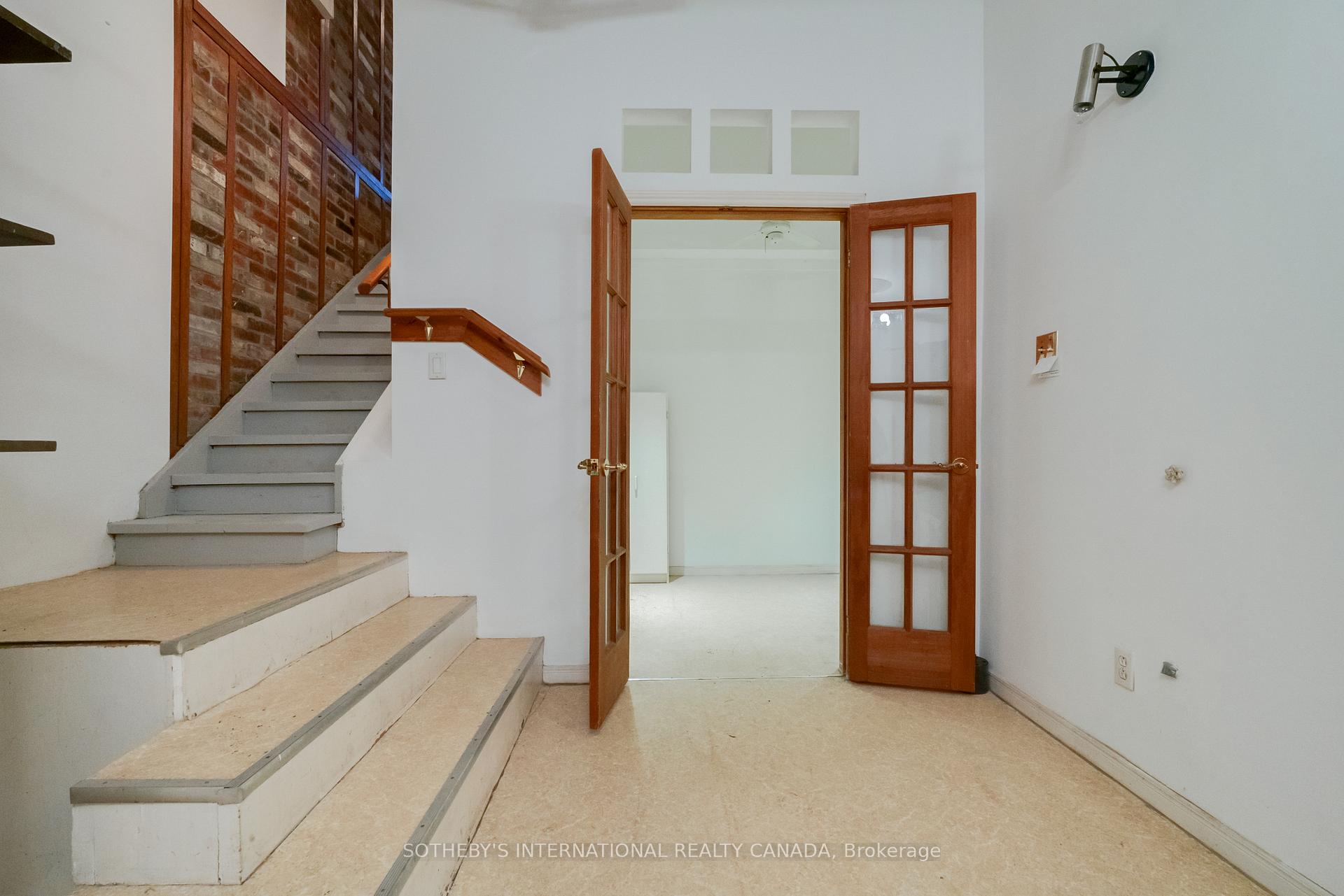 237 Carlton Street, Toronto C08, ON M5A 2L2