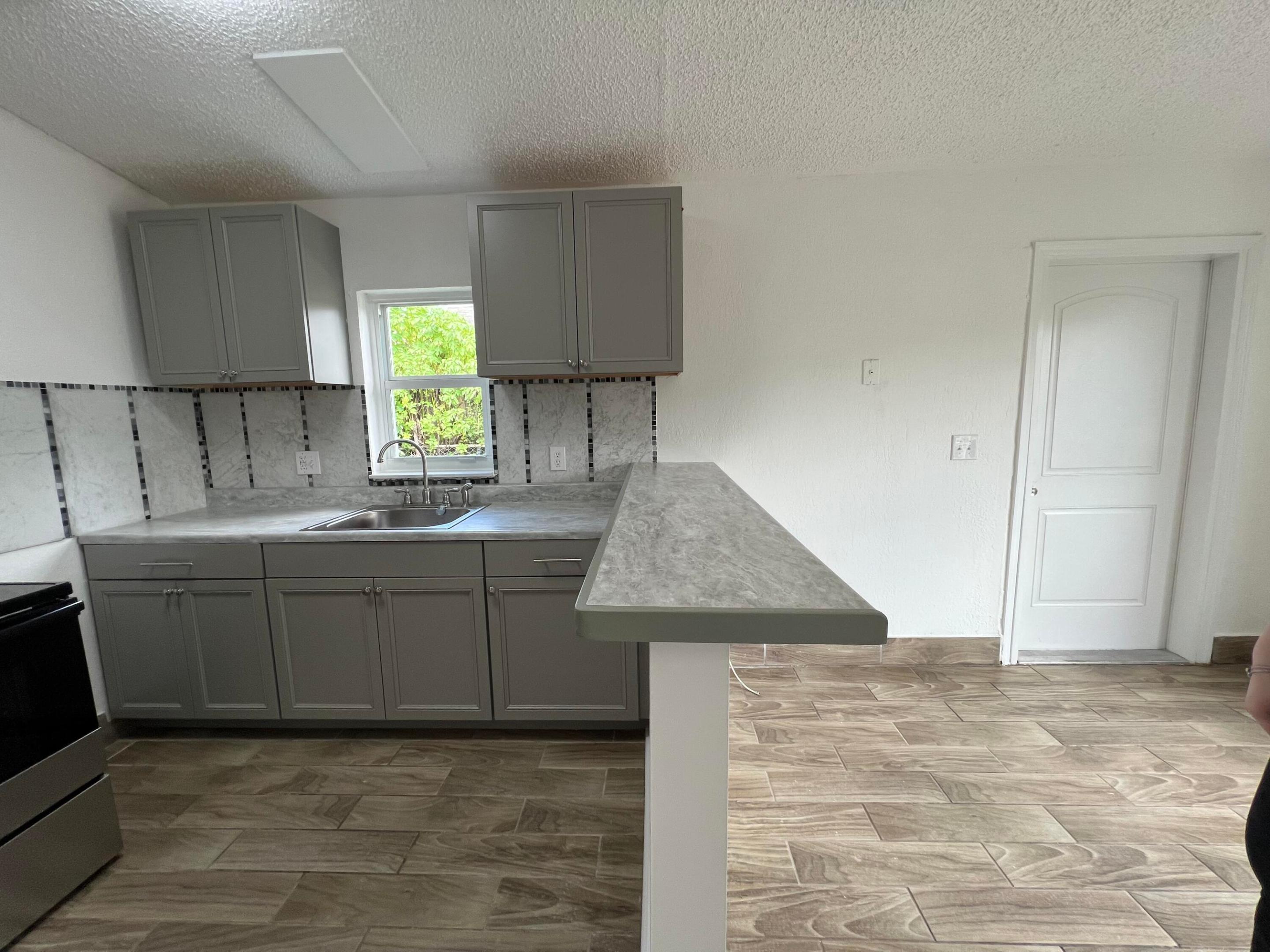 1050 W 7th Street 1050