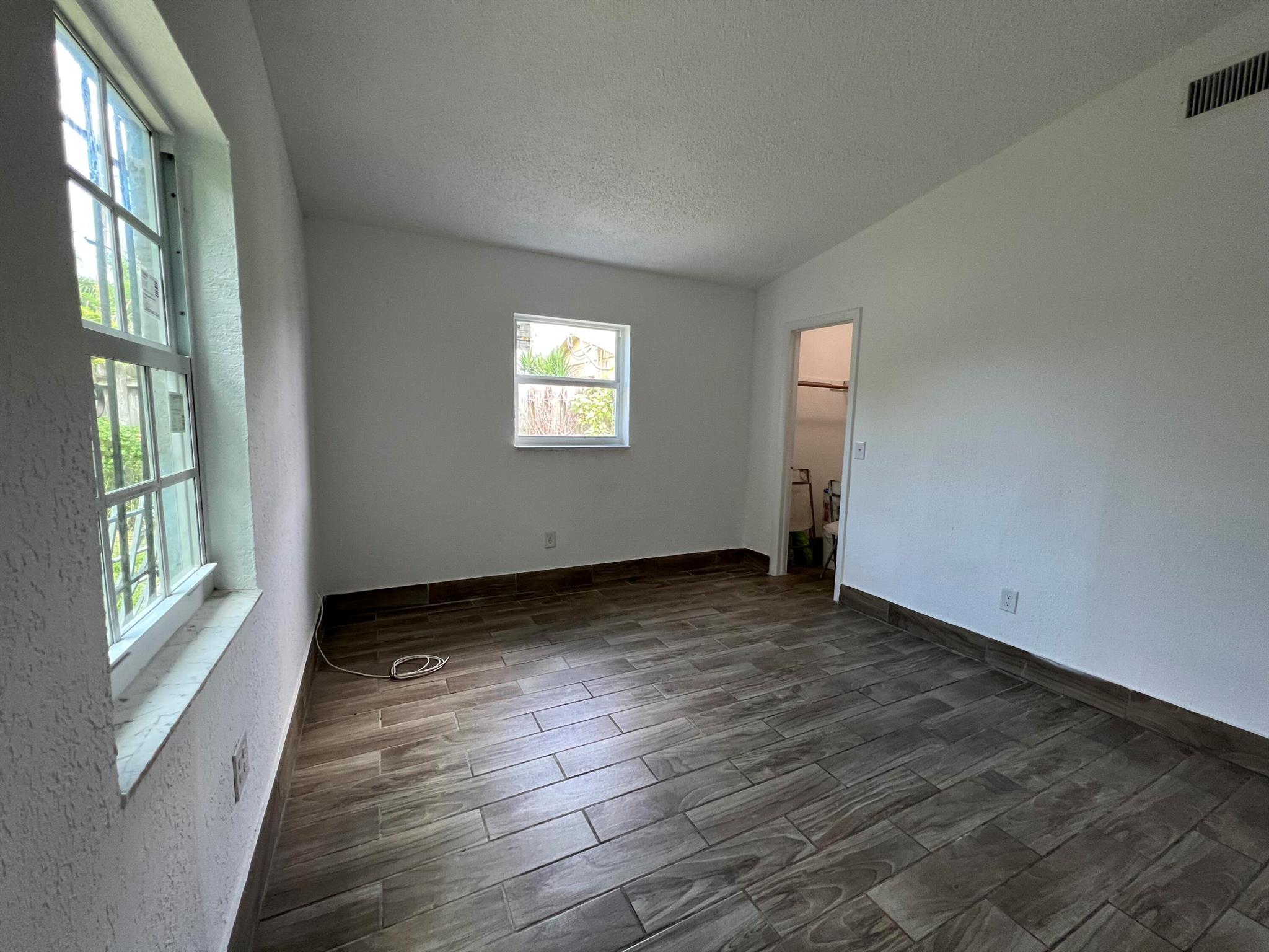 1050 W 7th Street 1050