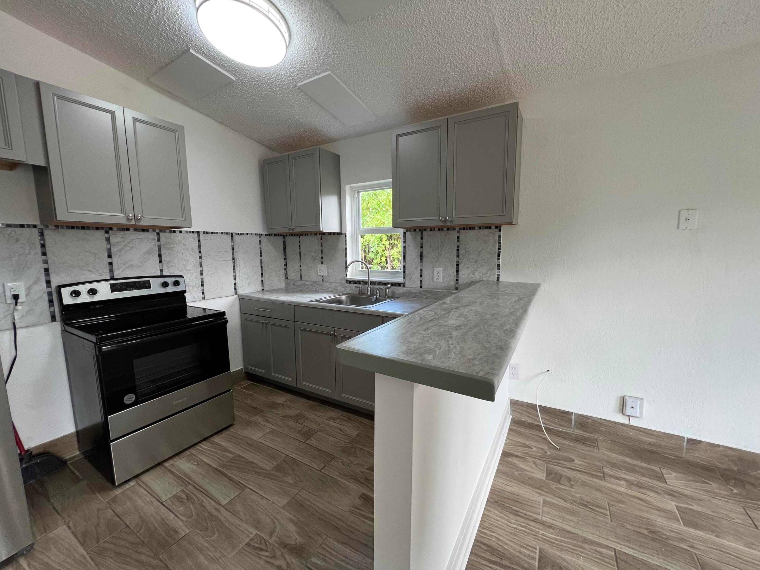 1050 W 7th Street 1050