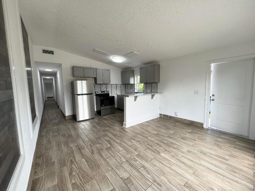 1050 W 7th Street 1050