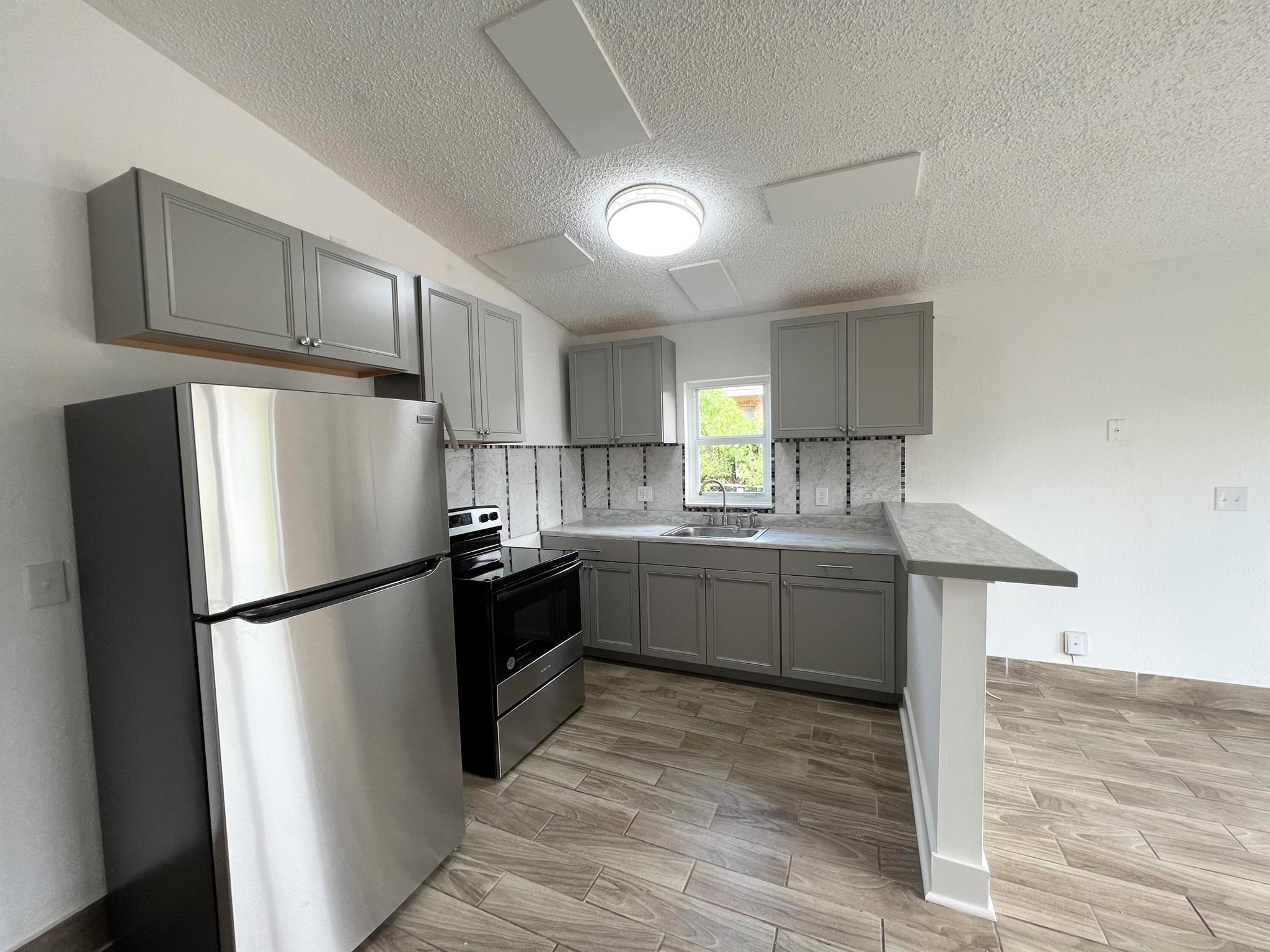 1050 W 7th Street 1050