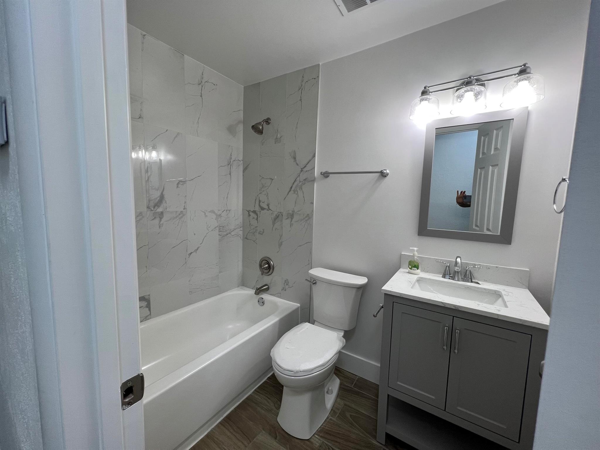 1050 W 7th Street 1050