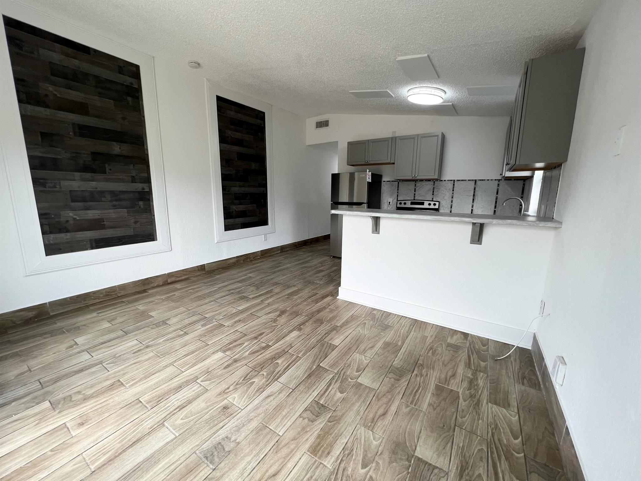 1050 W 7th Street 1050