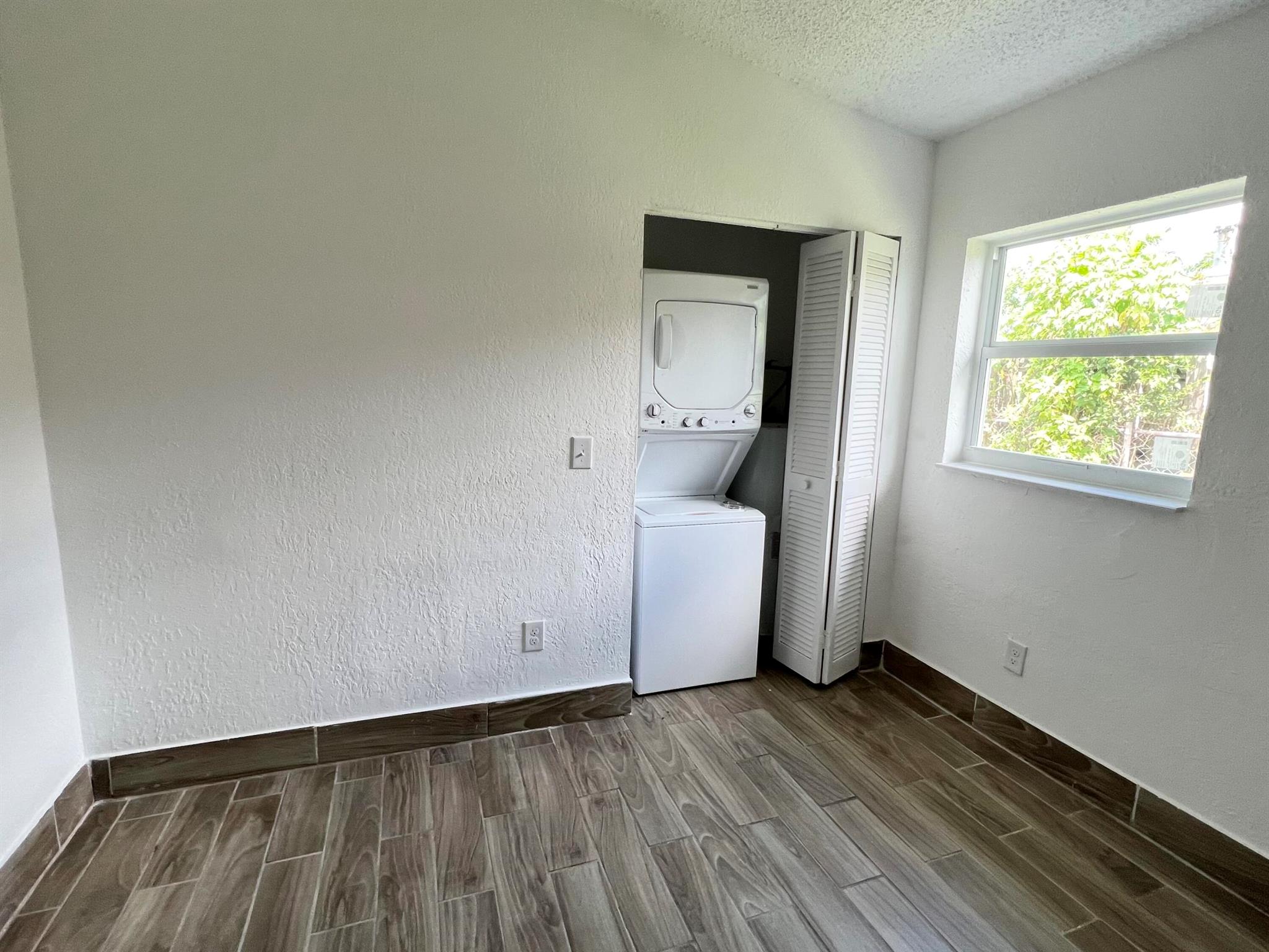 1050 W 7th Street 1050