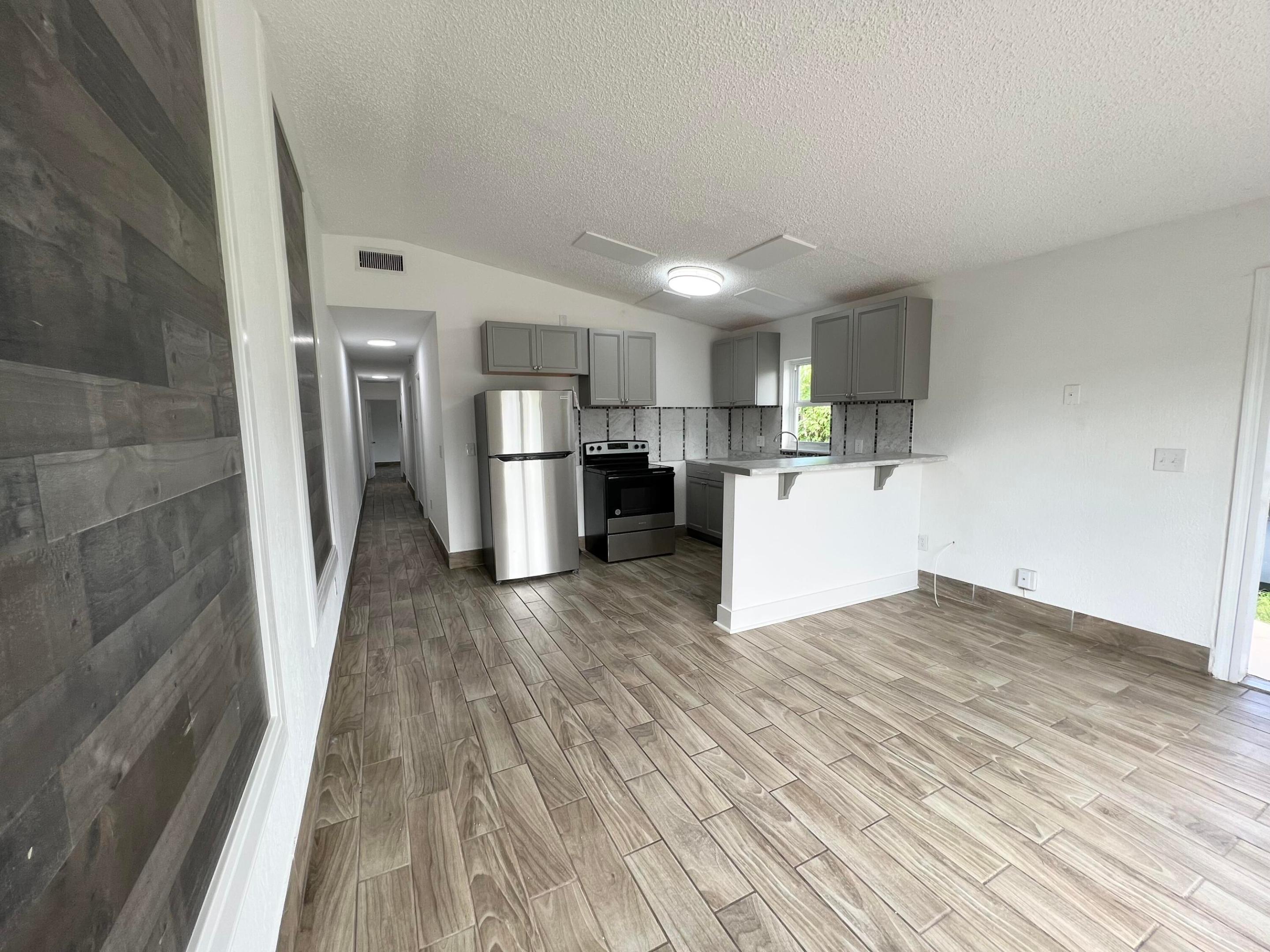 1050 W 7th Street 1050