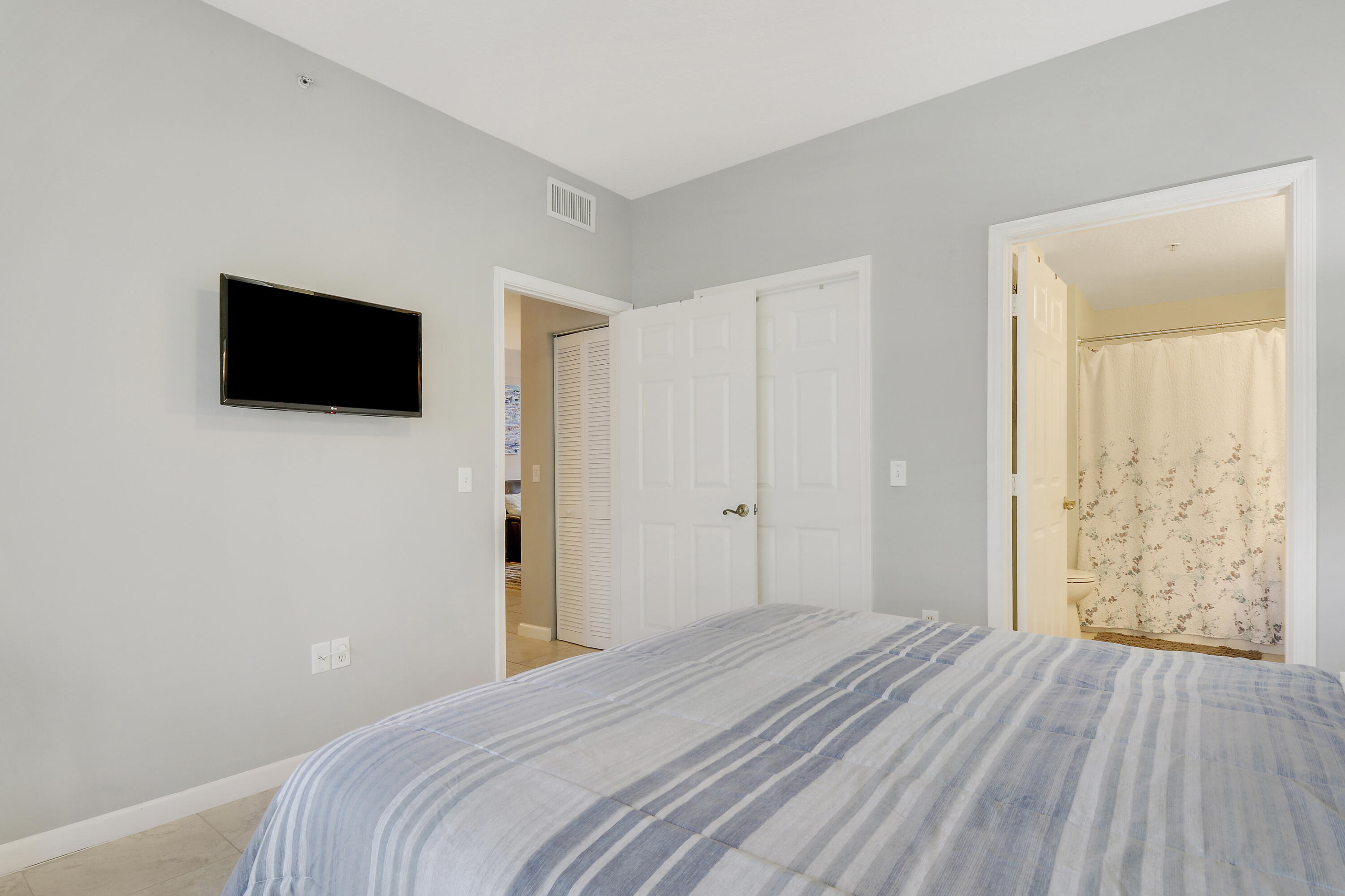 1116 University Boulevard 14