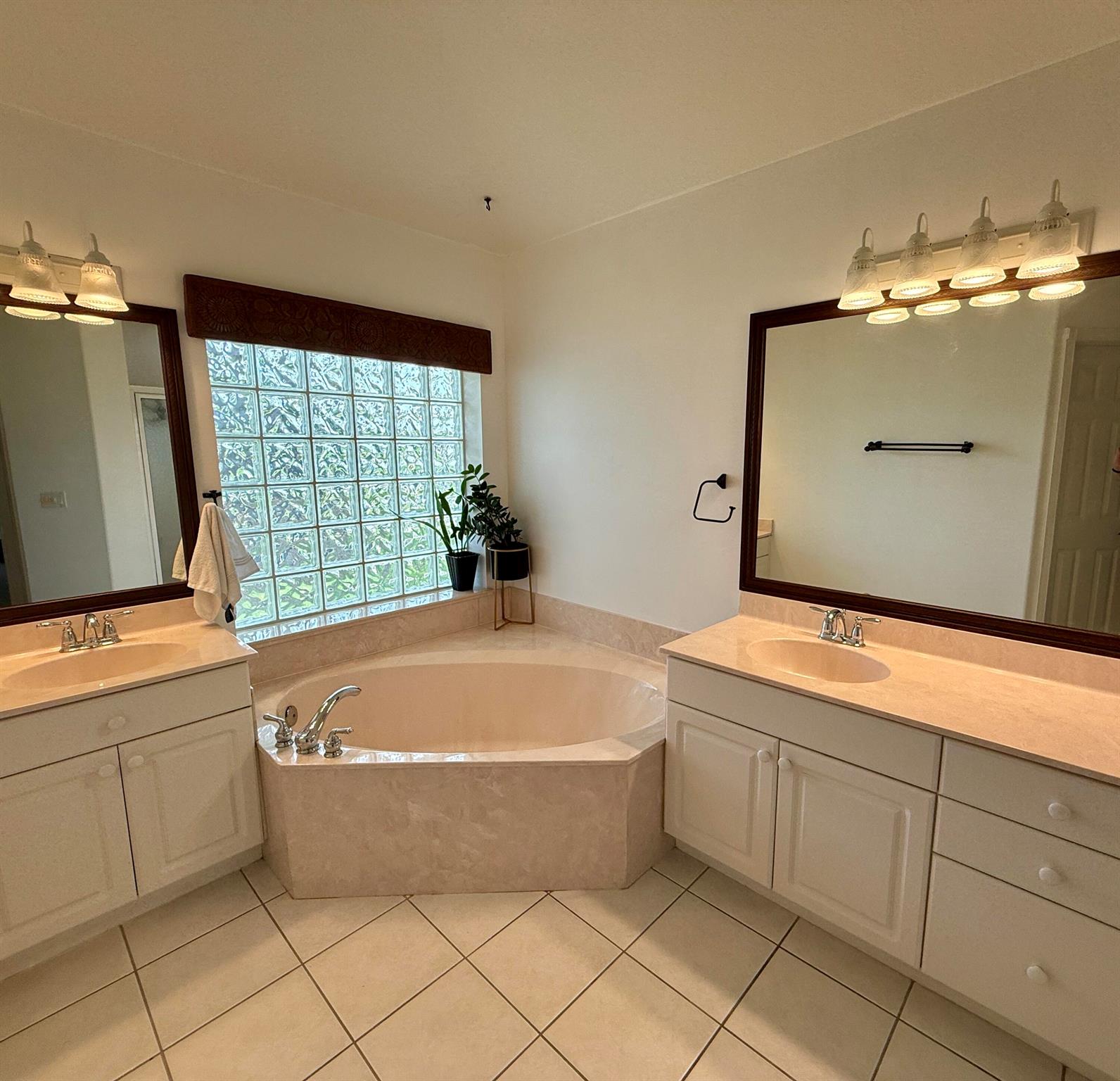 1043 SW Pigeon Plum Way