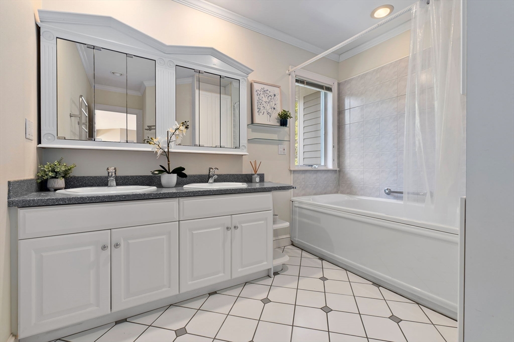 32 Southpoint Ln
