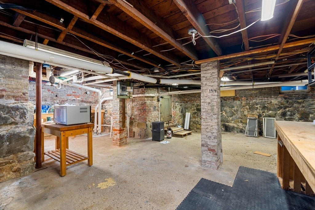 234 High St # B, Newburyport Unit: B