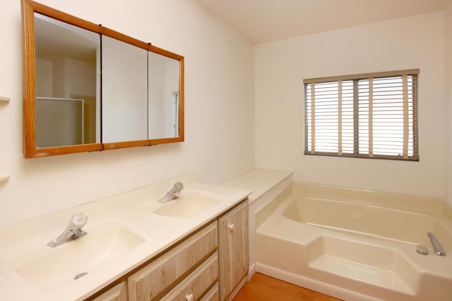 395 Chateau LaSalle Unit: 395