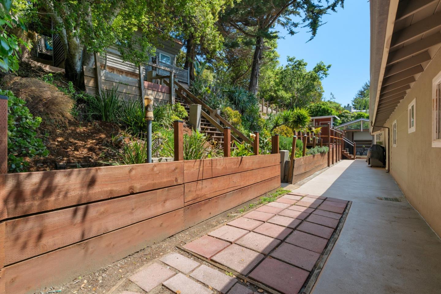 7051 Mesa DR