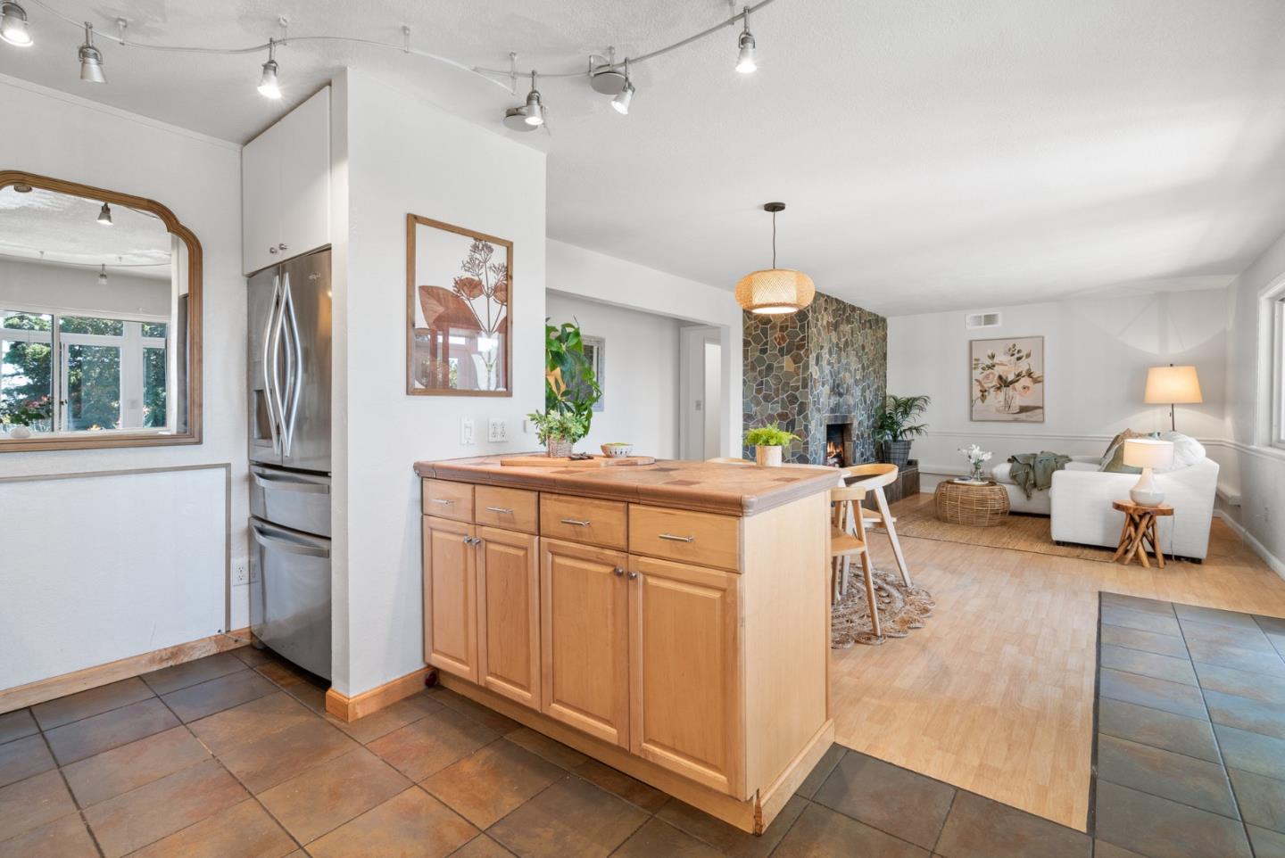 7051 Mesa DR