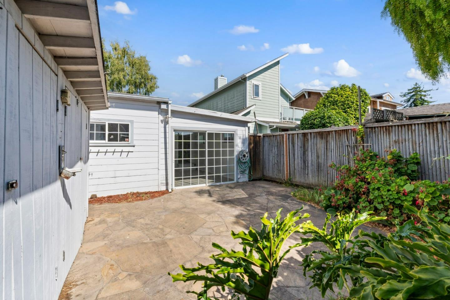 822 Eaton ST