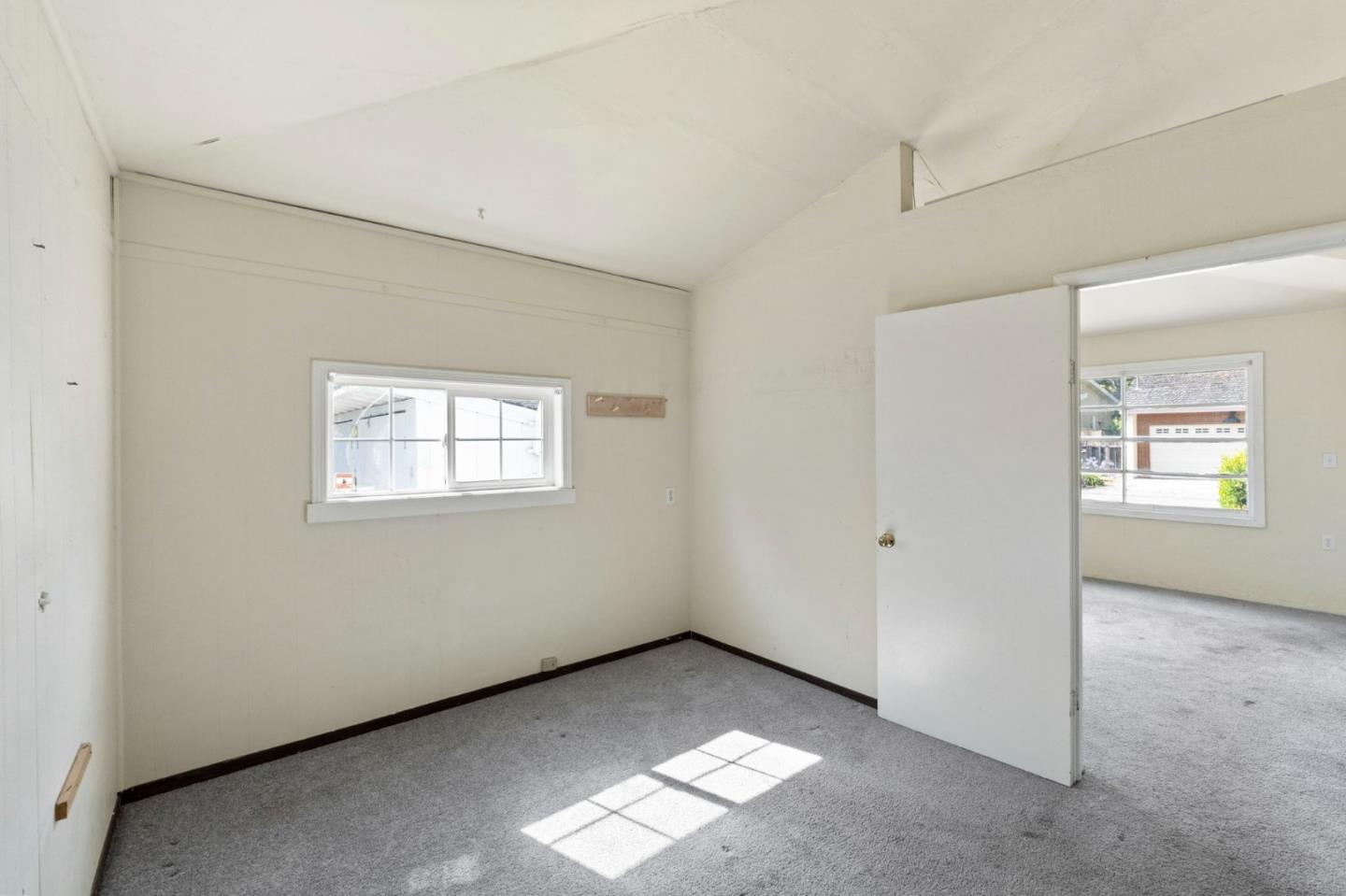 822 Eaton ST