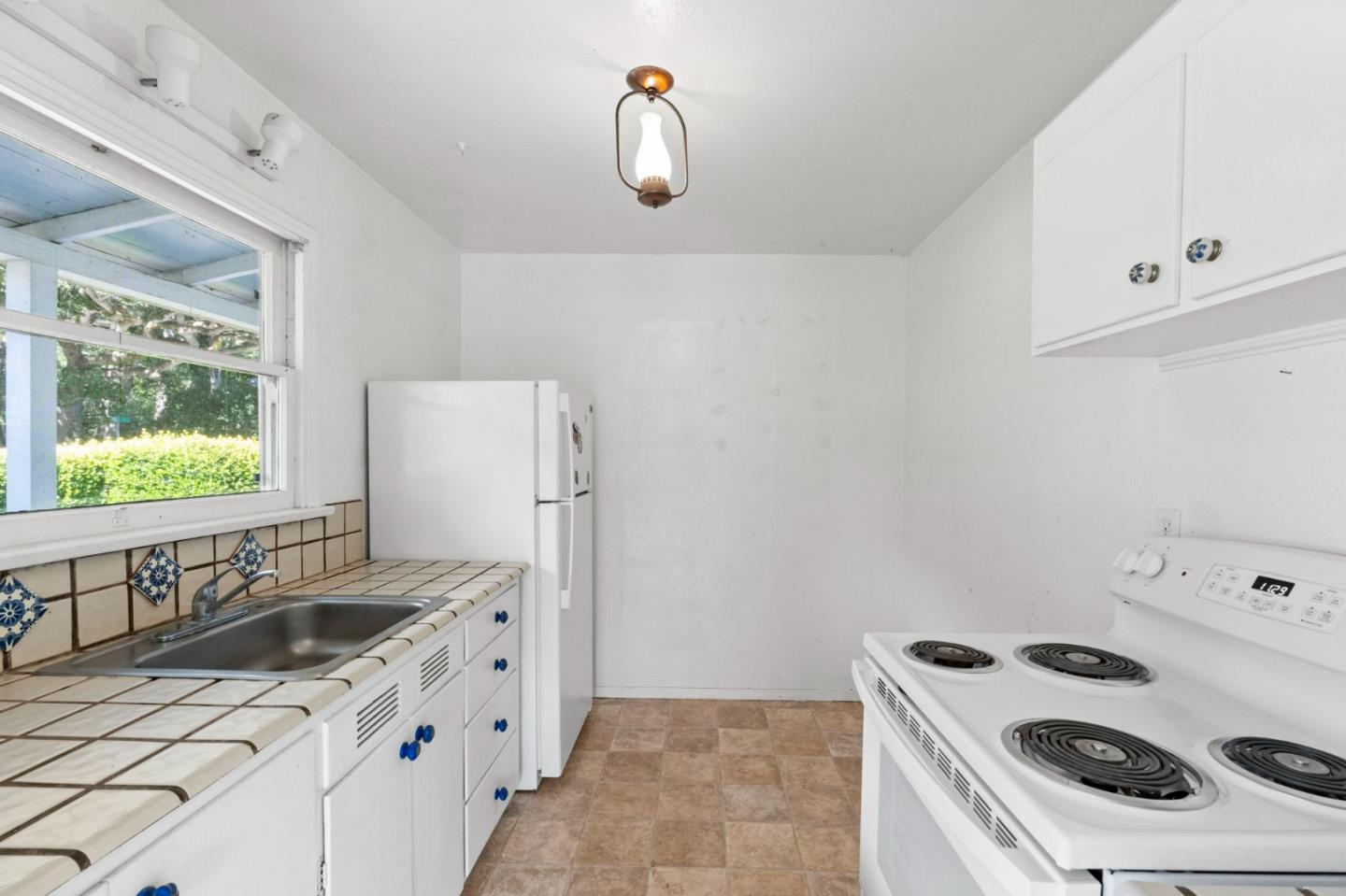 822 Eaton ST