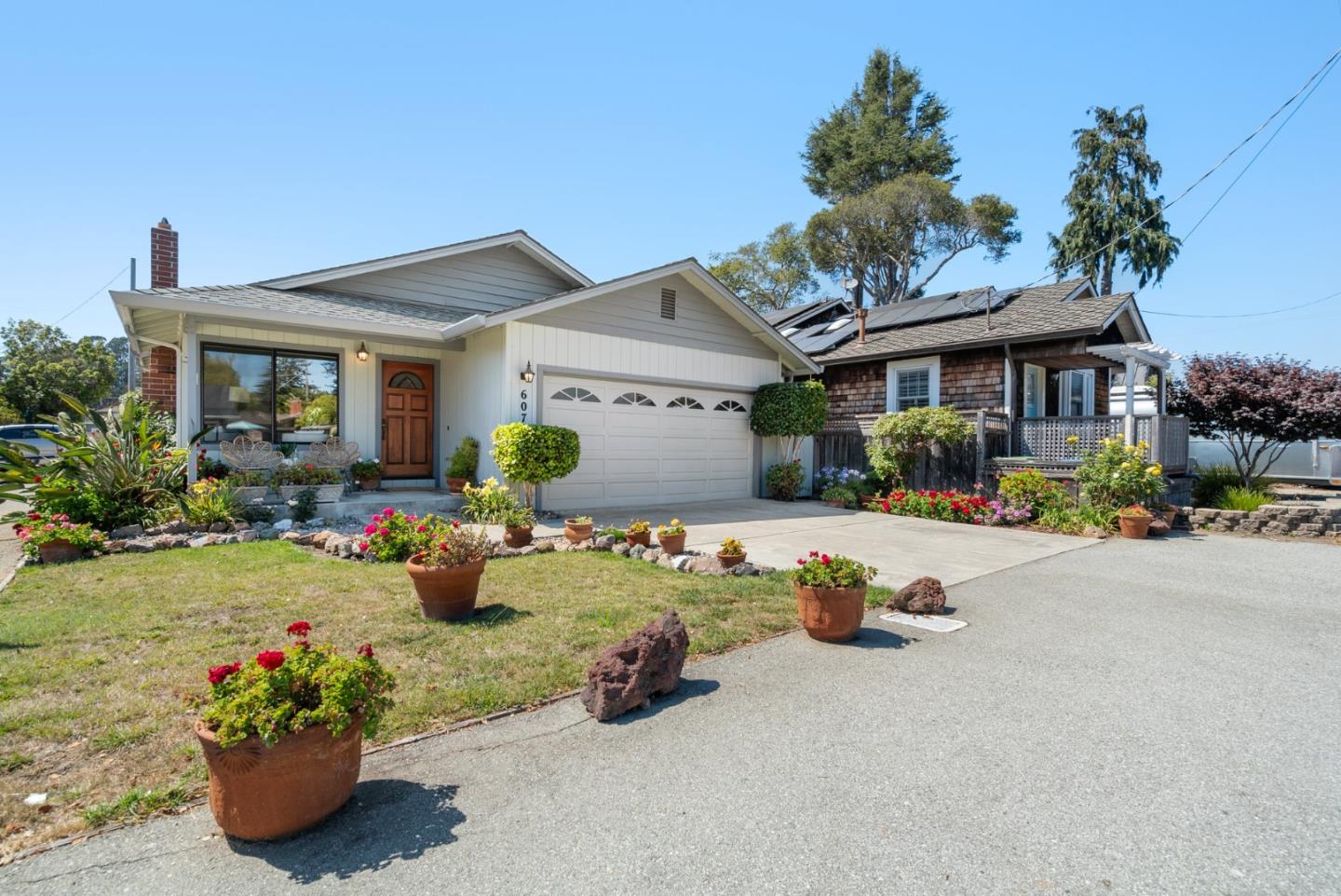 607 Burlingame Avenue