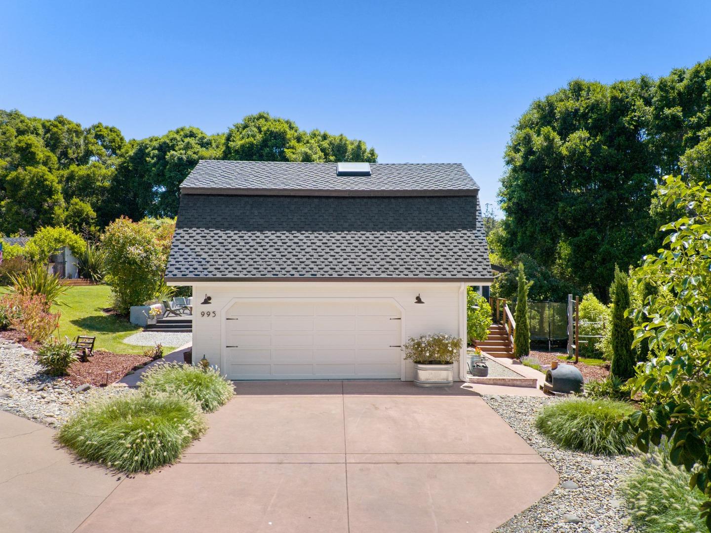 995 Old Farm Lane