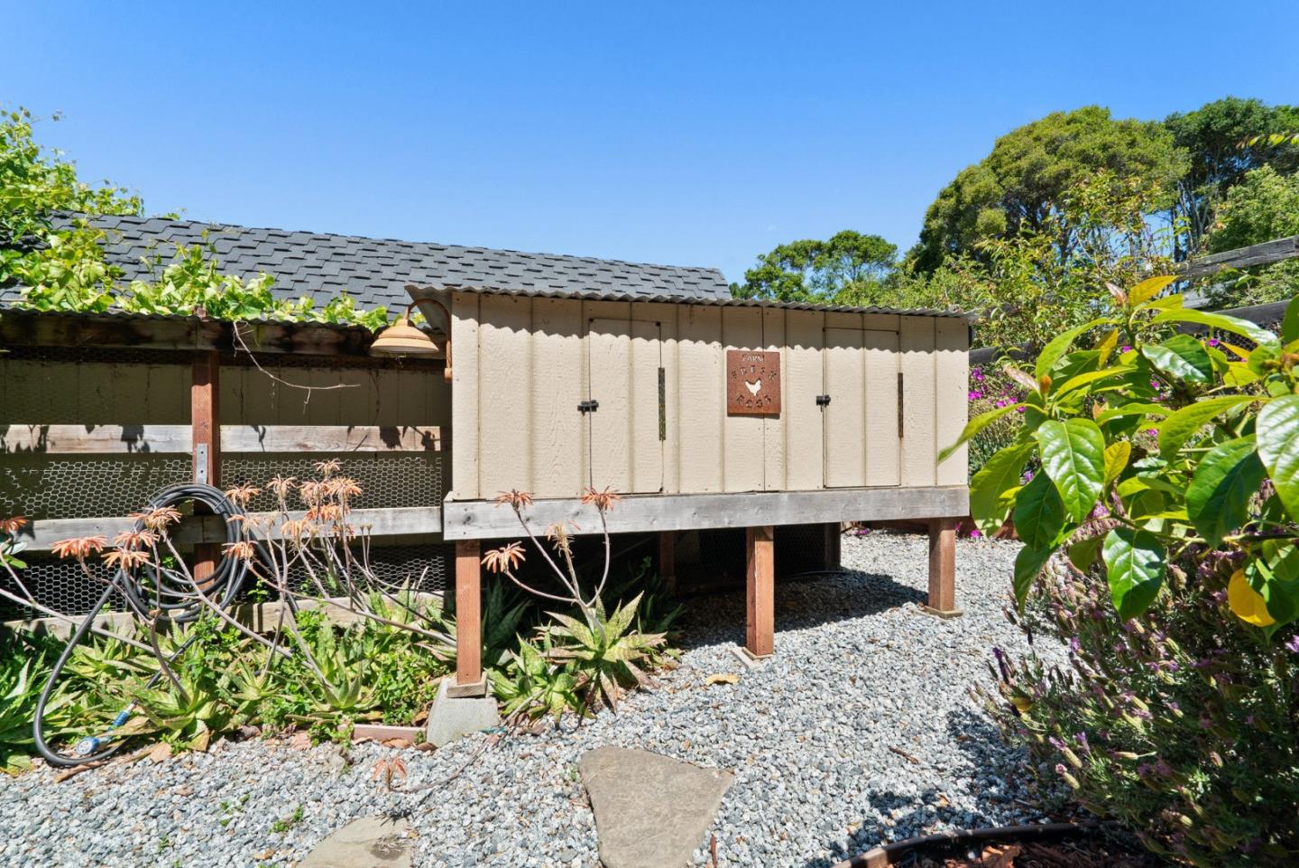 995 Old Farm Lane