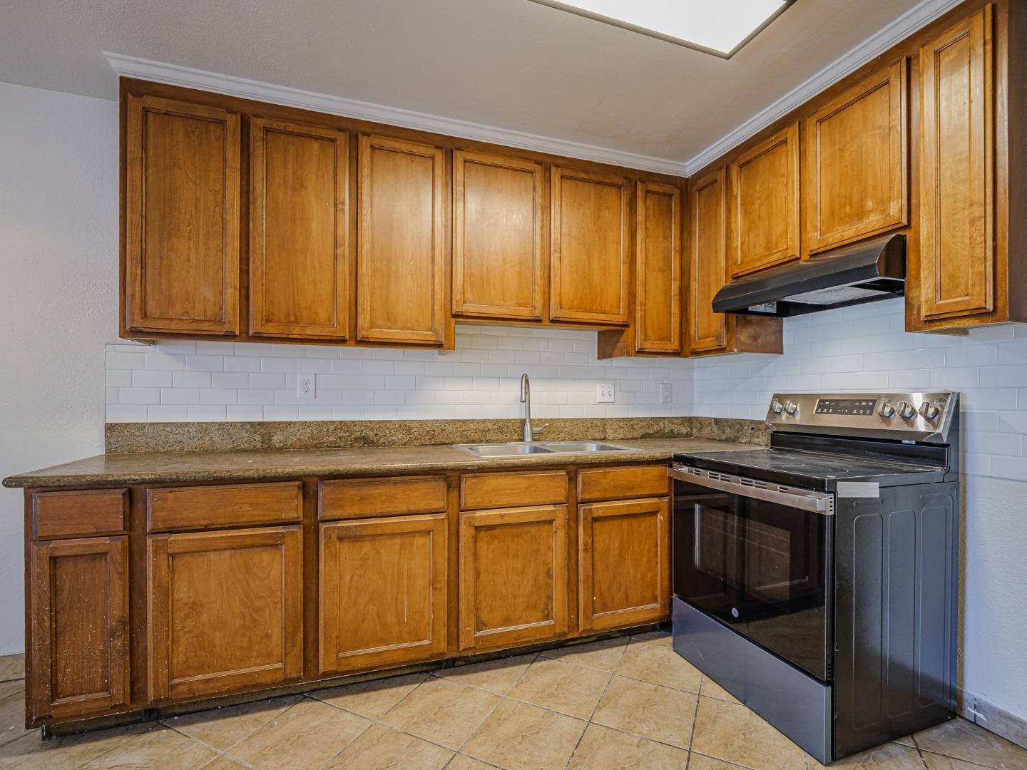 914 Acosta Plaza 83