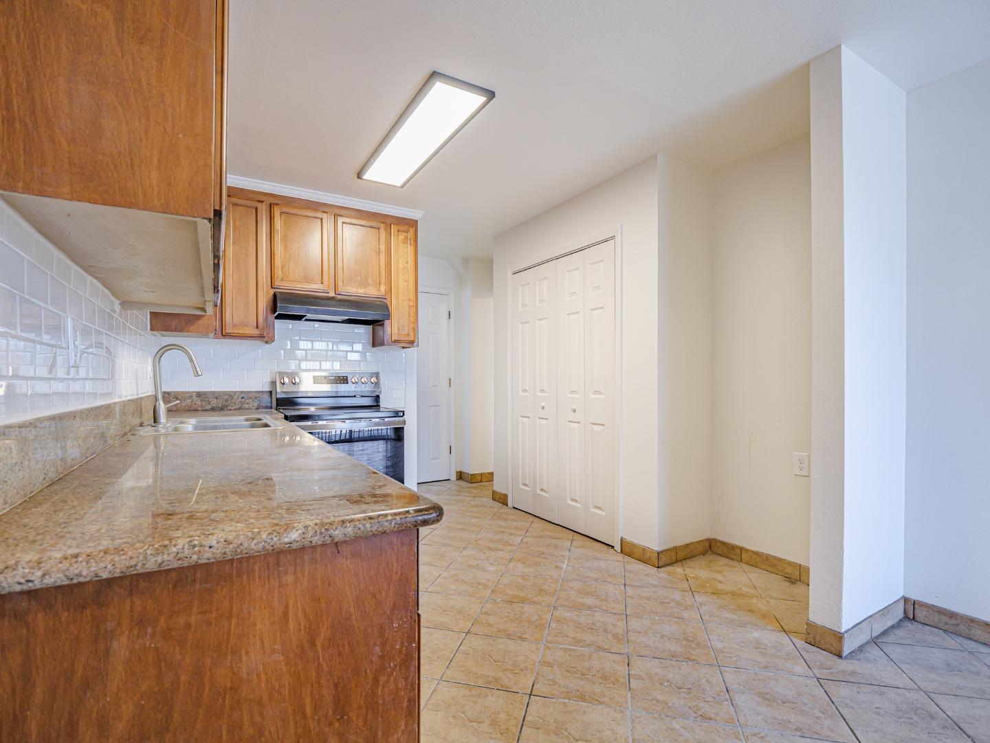 914 Acosta Plaza 83