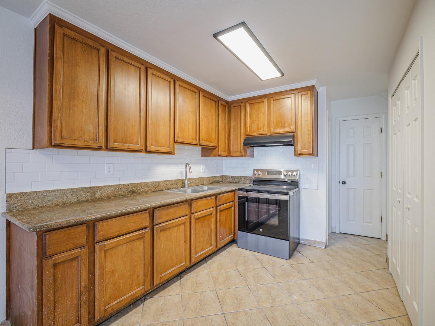 914 Acosta Plaza 83
