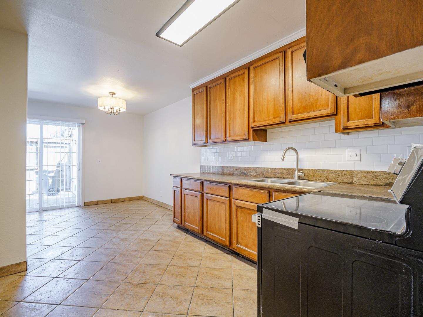 914 Acosta Plaza 83