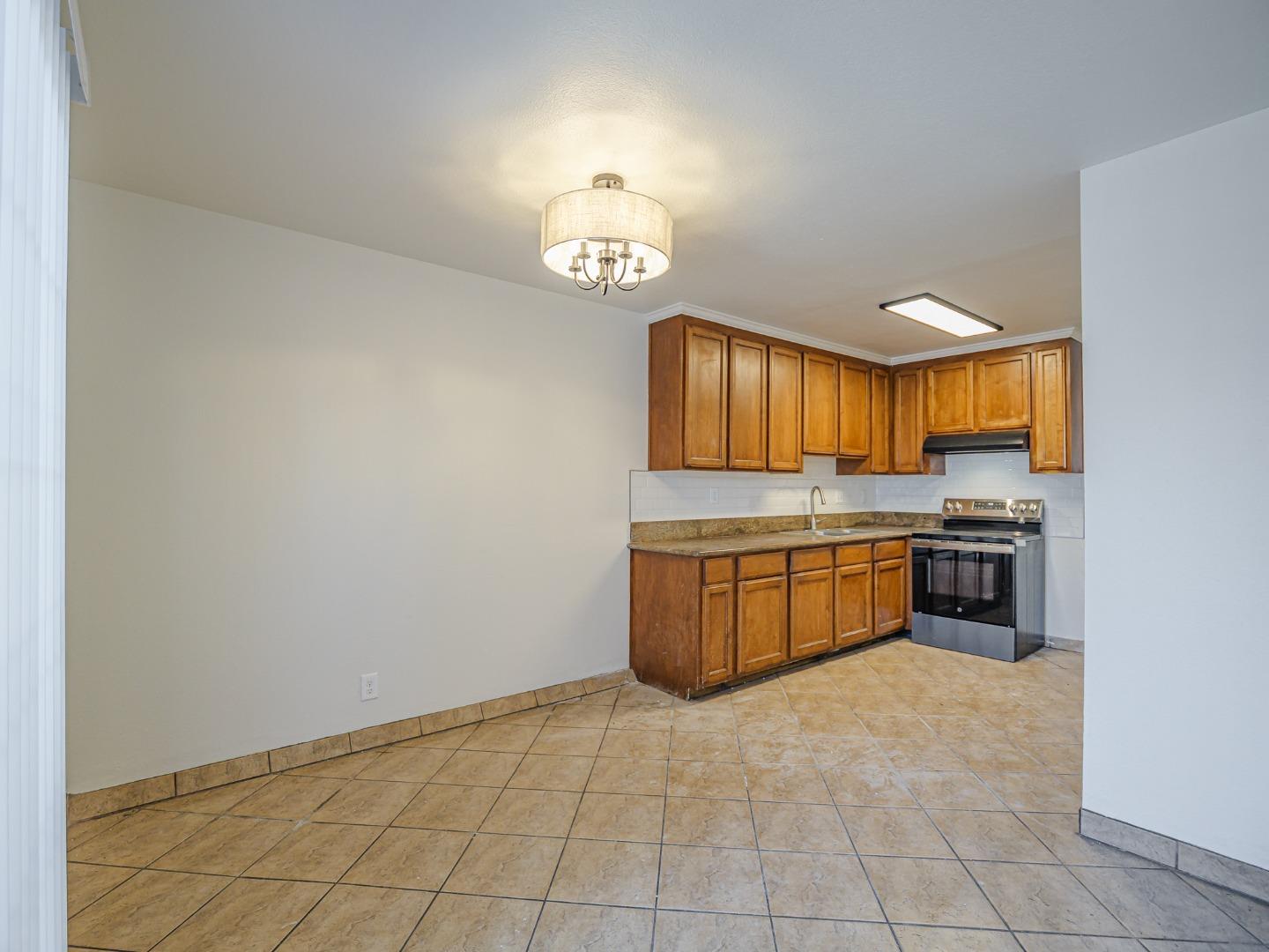 914 Acosta Plaza 83