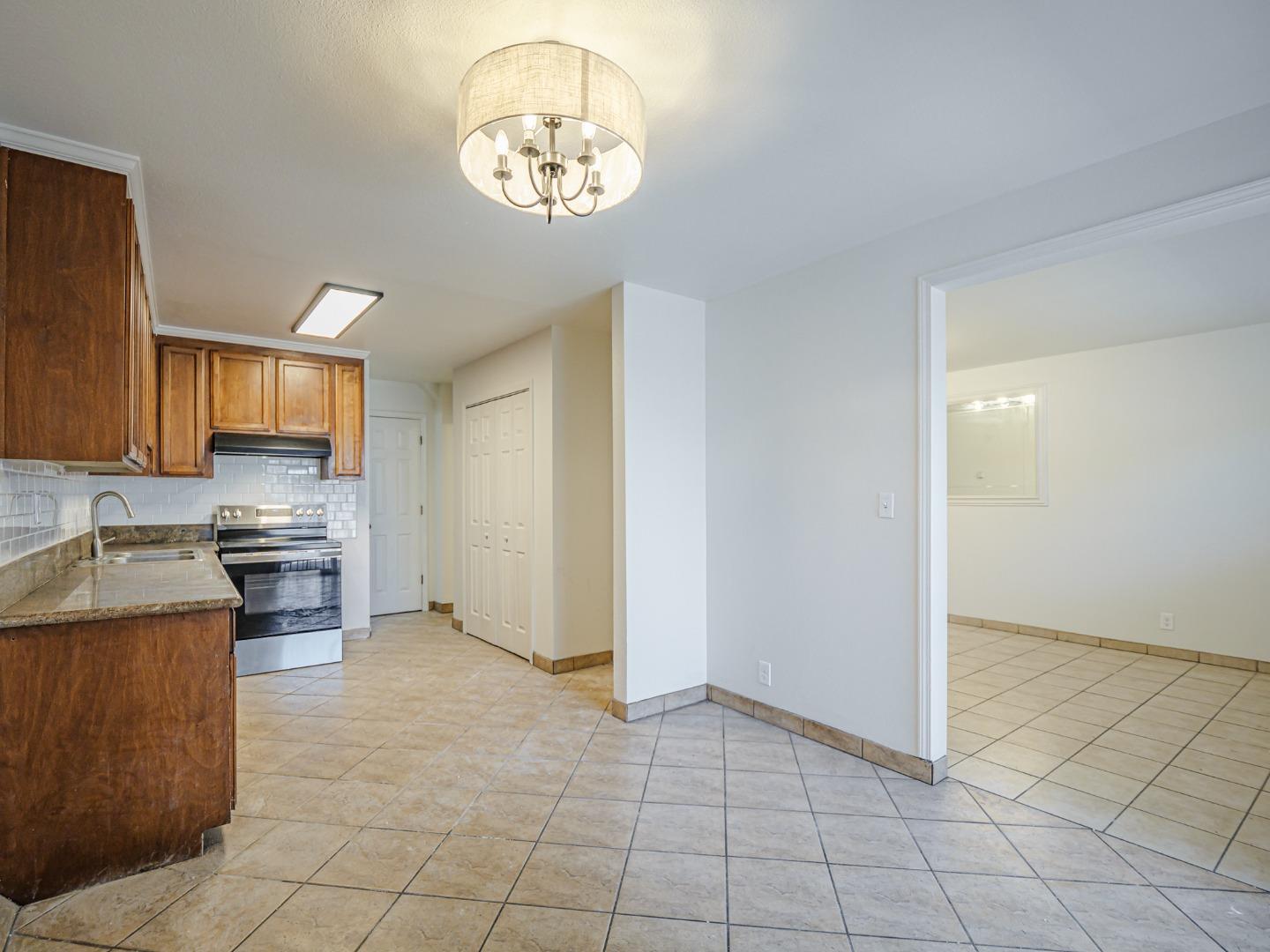 914 Acosta Plaza 83
