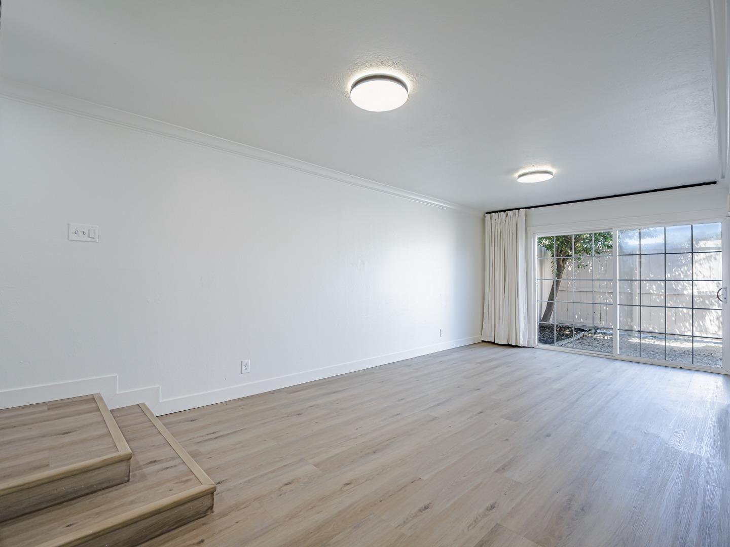 914 Acosta Plaza 111