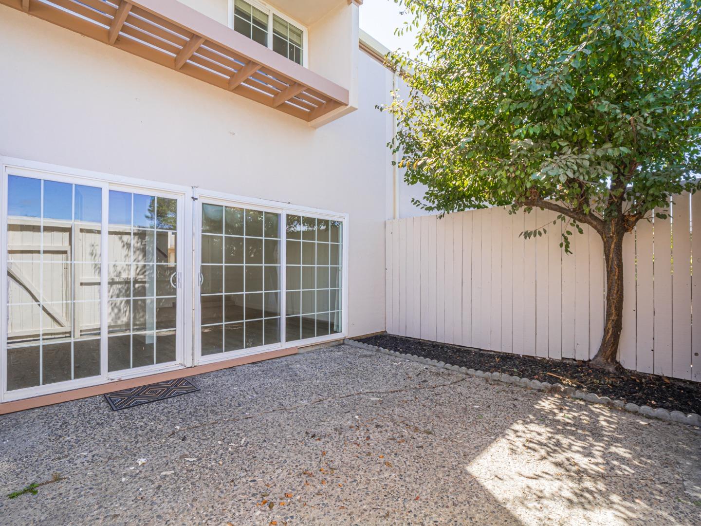 914 Acosta Plaza 111