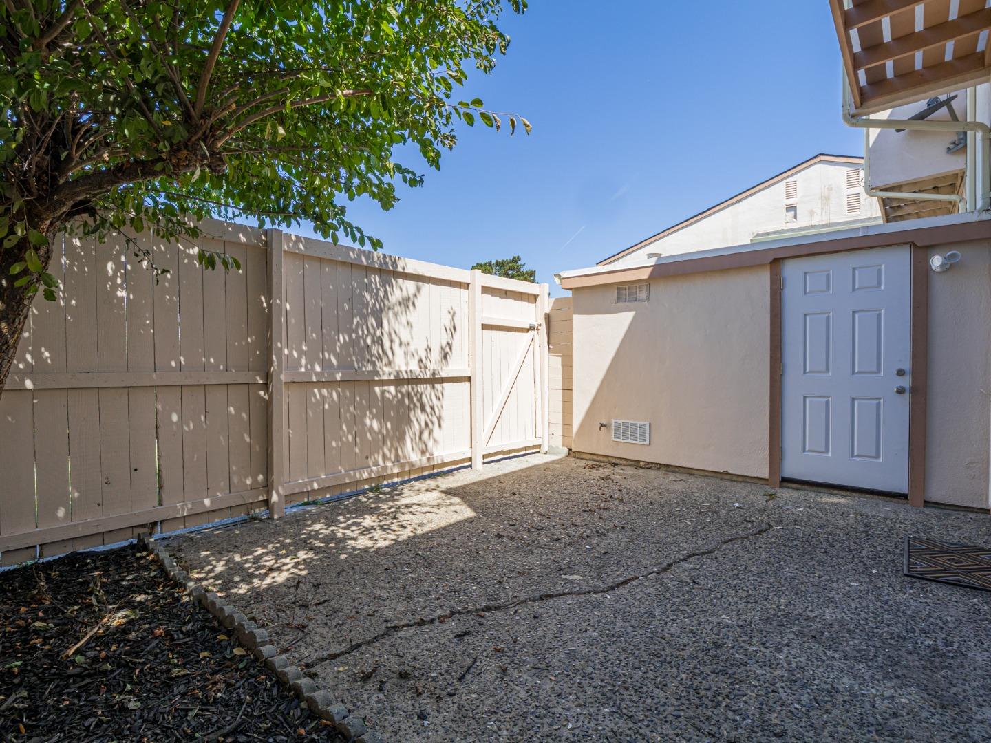 914 Acosta Plaza 111