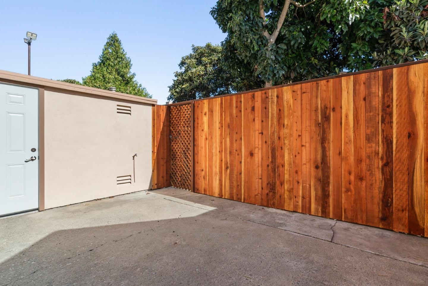 912 Acosta Plaza 11